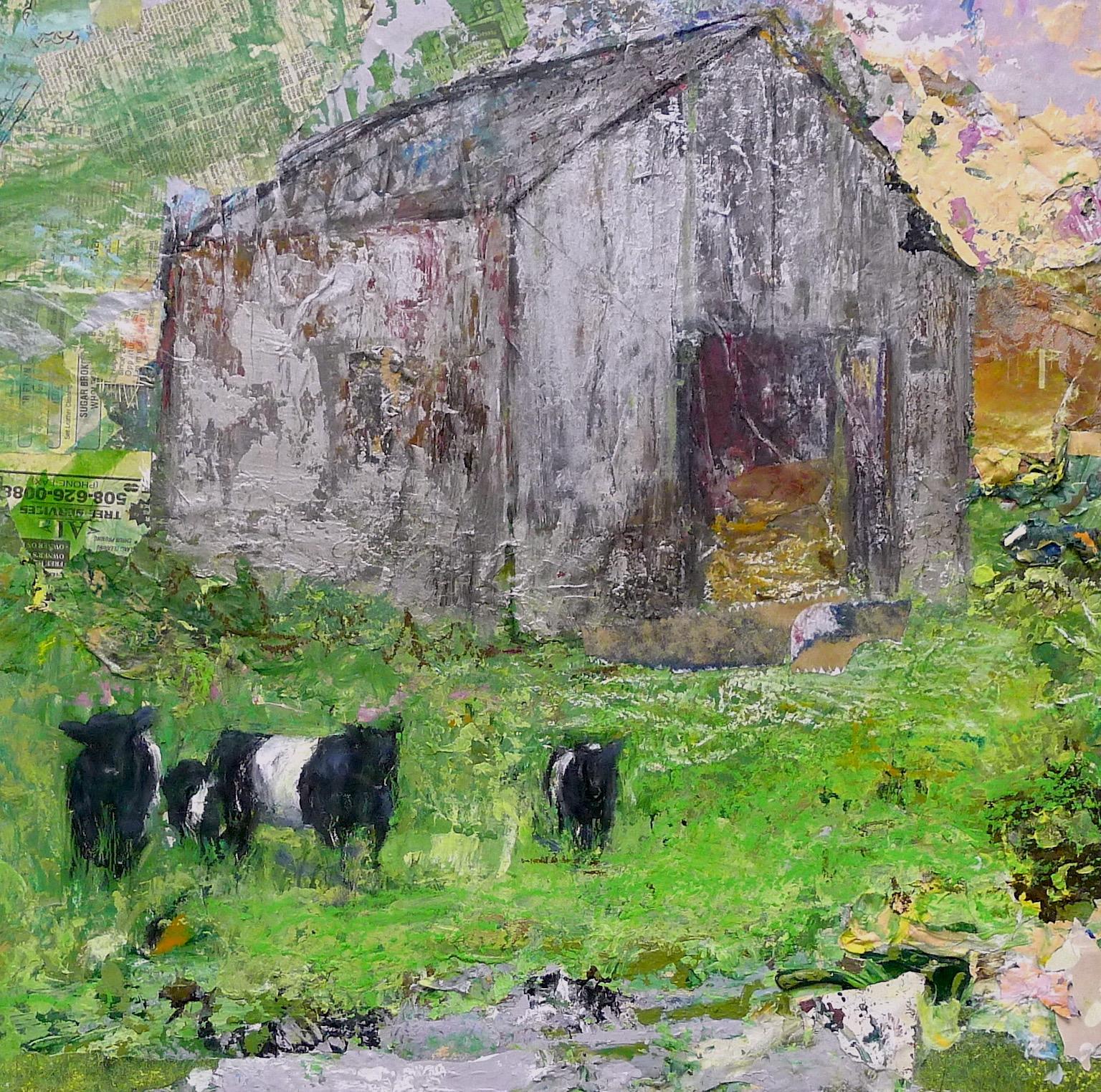 Brenda Cirionis Gemälde „Belted Galloway“ aus „Barn Series“ zeigt eine alternde Scheune:: eine kleine Gruppe von Belted Galloway-Kühen:: die auf einer hellgrünen Weide mit einem reflektierenden Teich stehen. Die Palette besteht aus Grün:: Silber::