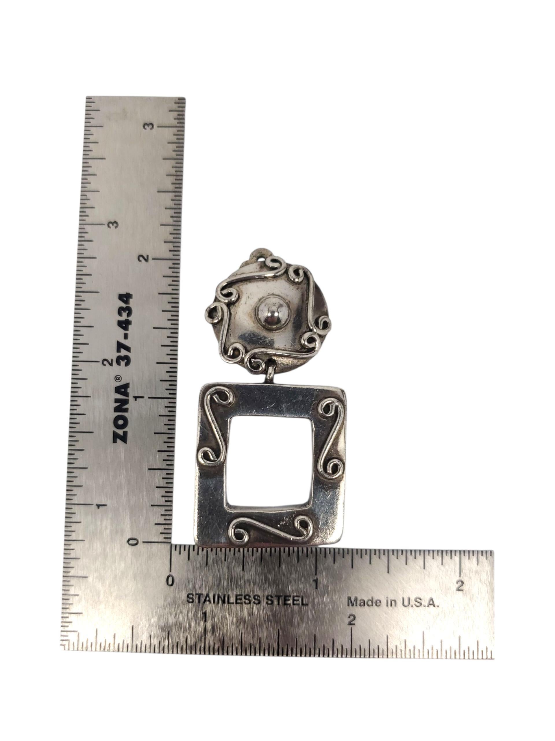 Brenda Schoenfeld - Orecchini a clip in argento 925 con penzoloni quadrati scolpiti #22464 in vendita 1