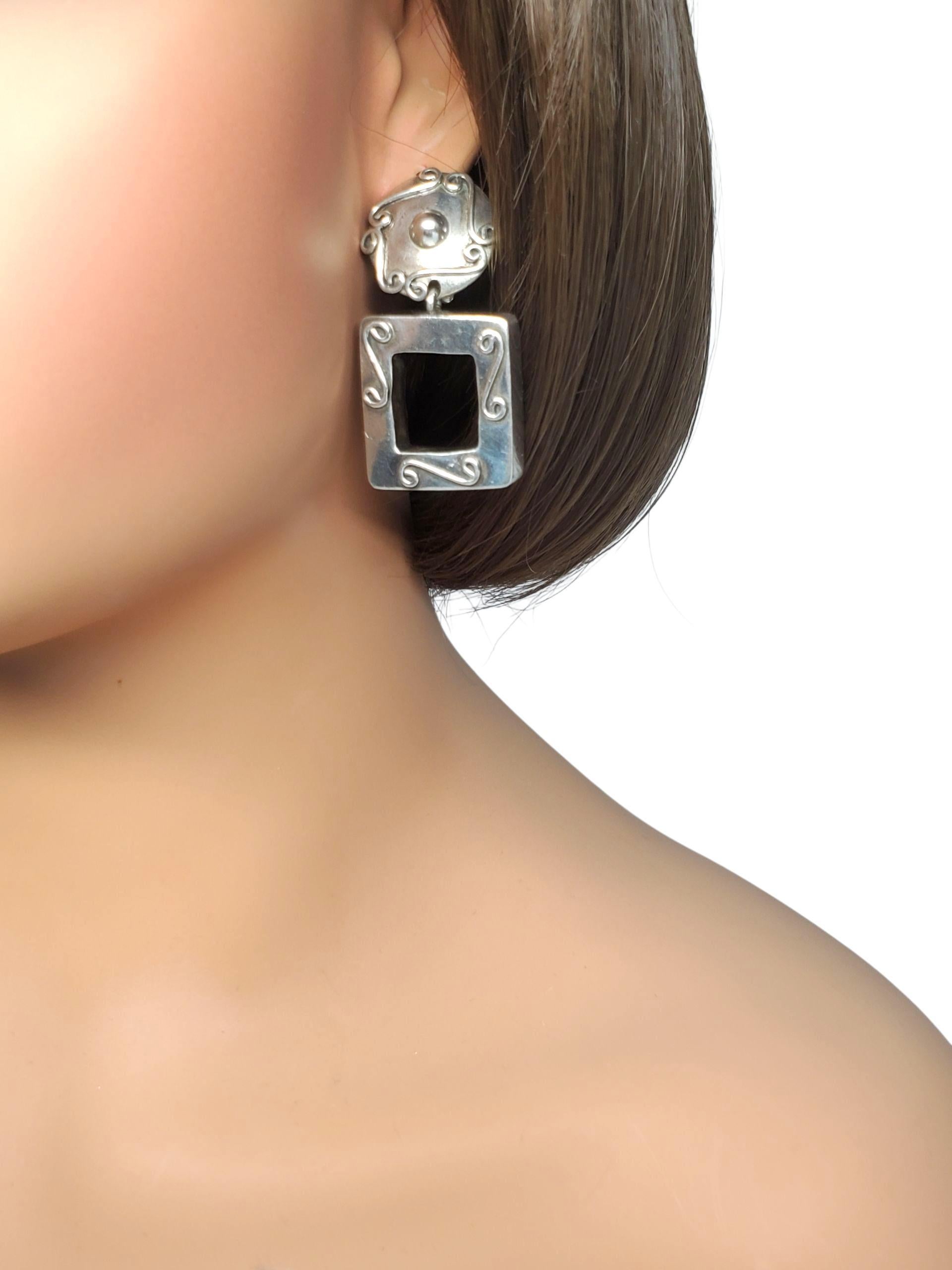 Brenda Schoenfeld - Orecchini a clip in argento 925 con penzoloni quadrati scolpiti #22464 in vendita 3