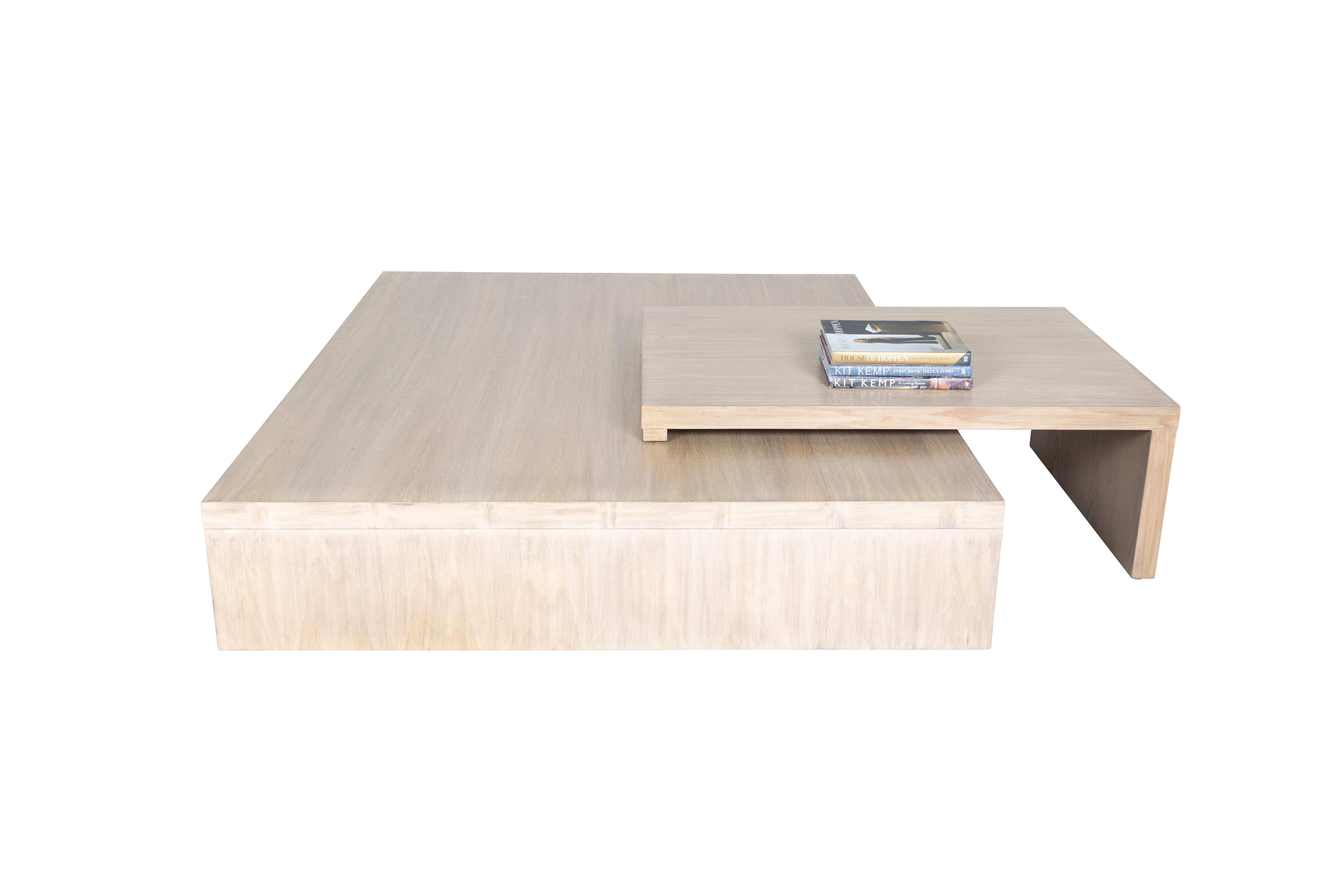 Table basse en gradins fabriquée à la main. Chêne blond avec des extrémités en queue d'aronde.

Conçue par Brendan Bass pour la Collection Design/One, en utilisant des matériaux et des textures de haute qualité. Tous les matériaux proviennent de