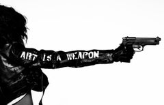 "El Arte es un Arma" Fotografía ENMARCADA 30" x 44" en Edición de 7 por Brendan North