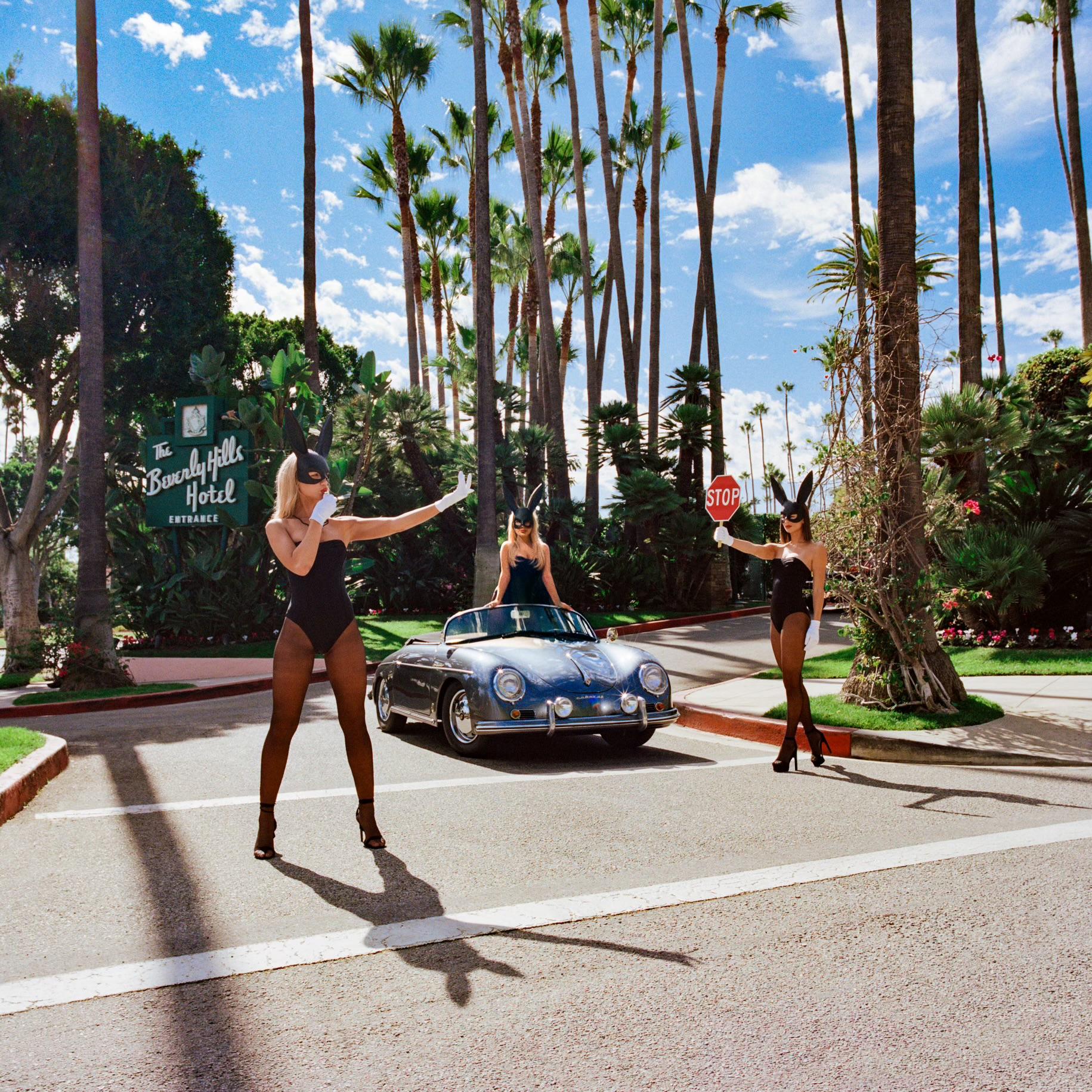 "Bunny Society" (ENMARCADA) Fotografía 36" x 36" en Edición de 7 por Brendan North