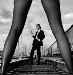 „Dirty Deeds“ Schwarz-Weiß-Fotografie 35" x 36" Zoll Ed. 2/3 von Brendan North