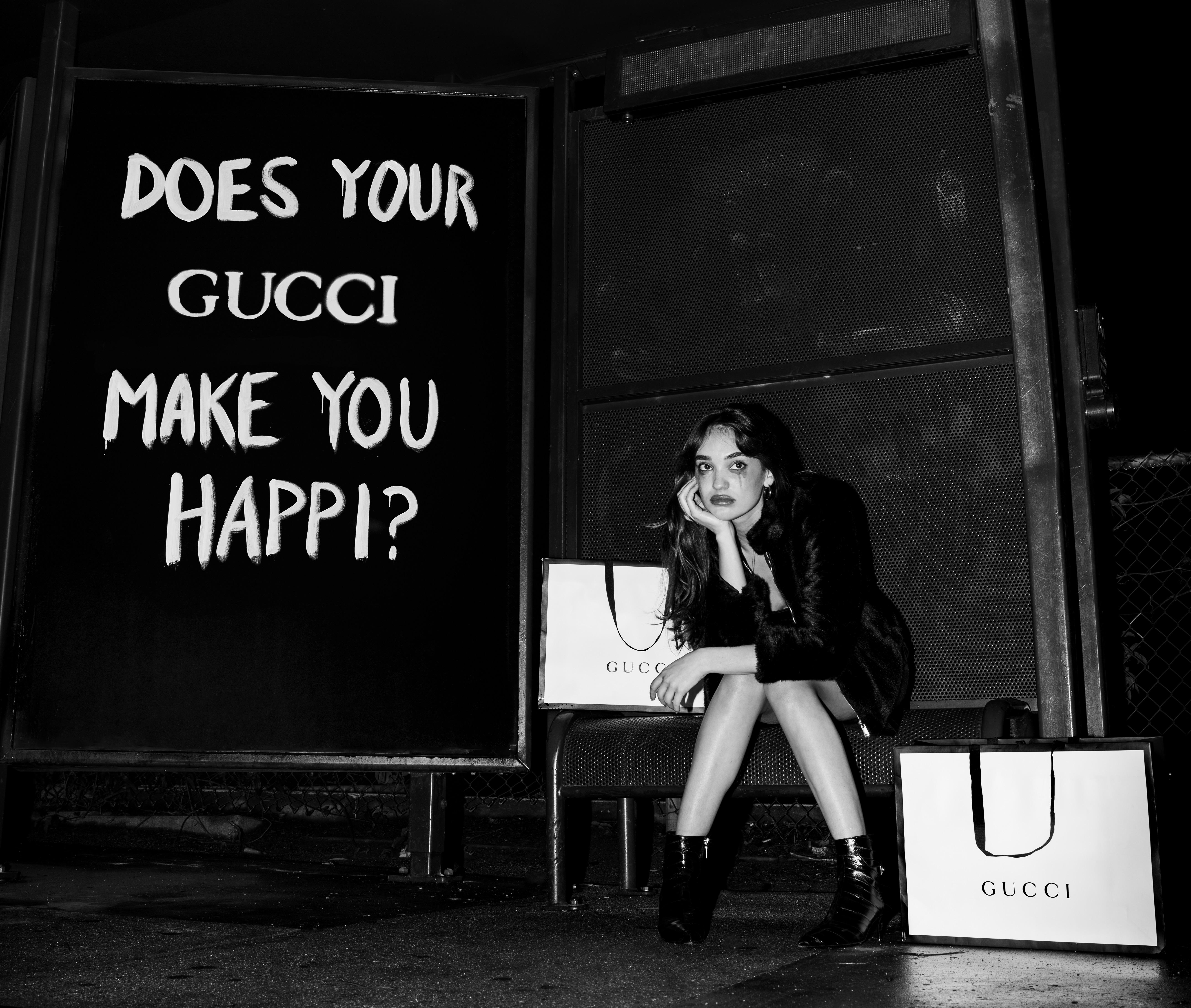 „Was macht Ihr Gucci mit Ihnen Happi?“ Fotografie 20x16in Ed. 3/15 von Brendan North im Angebot 5