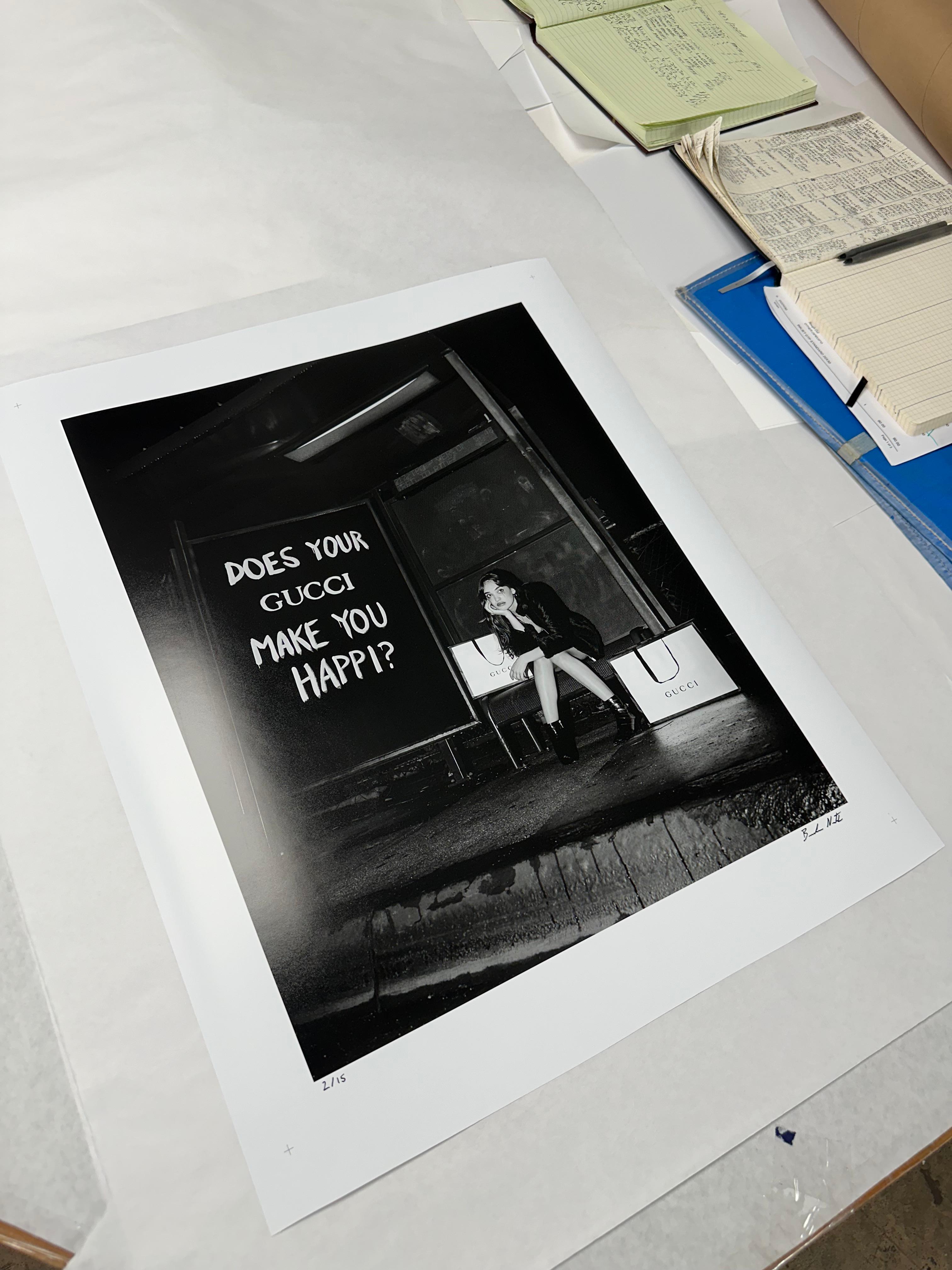 „Was macht Ihr Gucci mit Ihnen Happi?“ Fotografie 20x16in Ed. 4/15 von Brendan North im Angebot 2