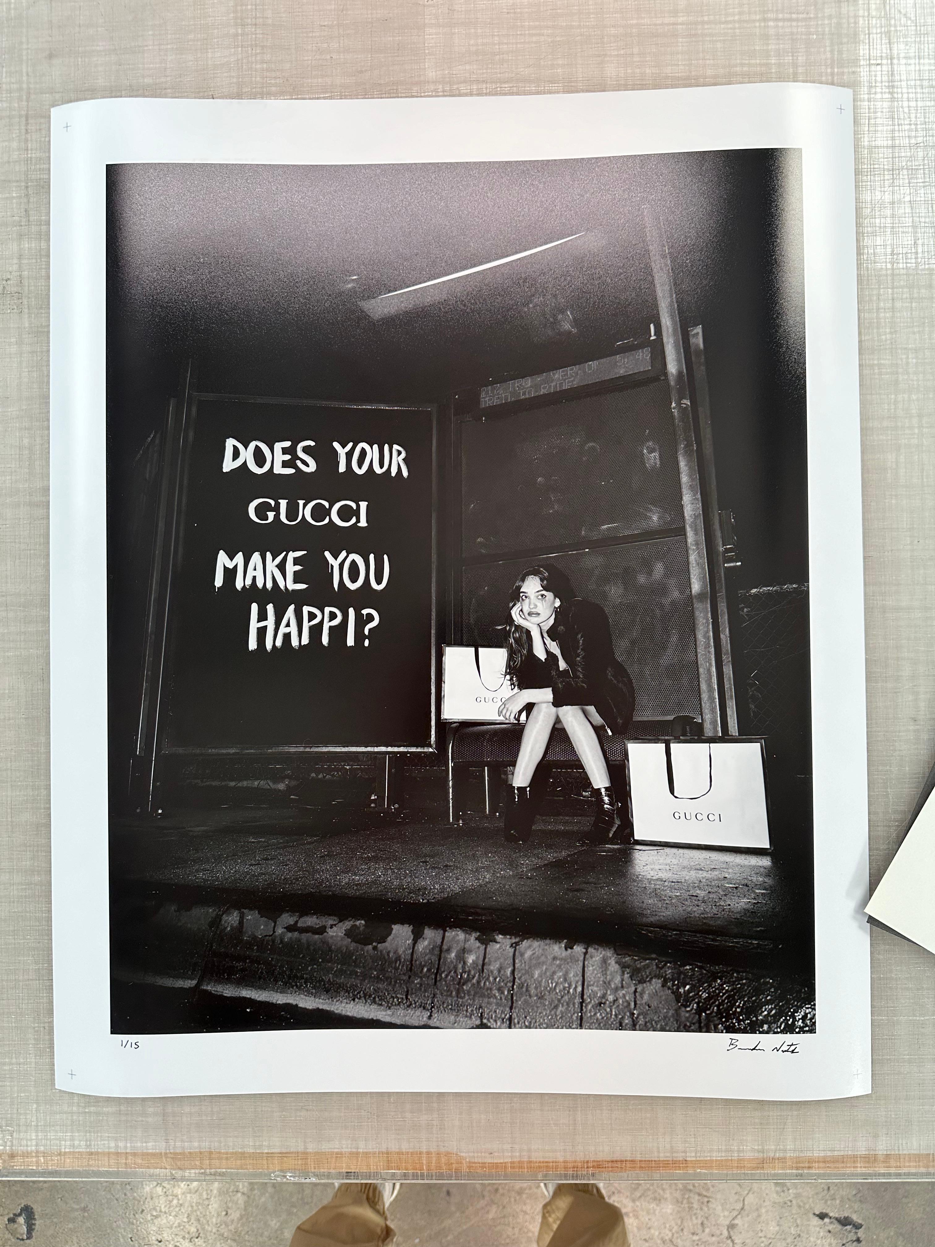 „Was macht Ihr Gucci mit Ihnen Happi?“ Fotografie 30x24 in Ed. 2/7 von Brendan North im Angebot 1