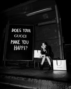 "Votre Gucci vous rend-il heureux ?" Photographie 30x24 pouces Ed. 2/7 de Brendan North