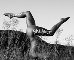 "Finde das Gleichgewicht" Schwarz-Weiß-Fotografie 30" x 24" in Ed 1/7 von Brendan North