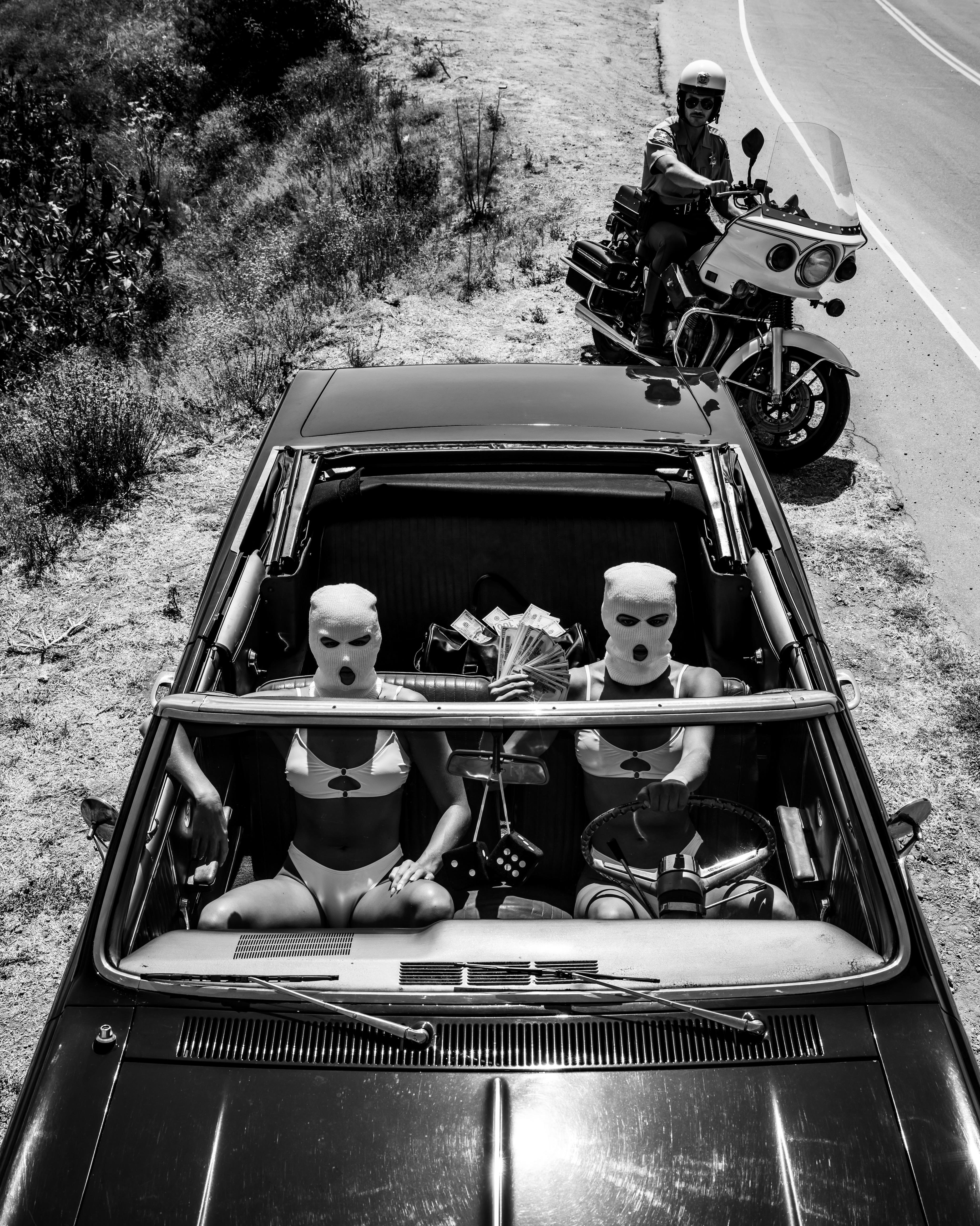 "Malibu Bandits" Photographie noir et blanc 30" x 24" in Ed 1/7 par Brendan North



A PROPOS :
Brendan North est un photographe d'art basé à Los Angeles. Avec une présence sur les médias sociaux de près d'un million de personnes, Brendan est l'un