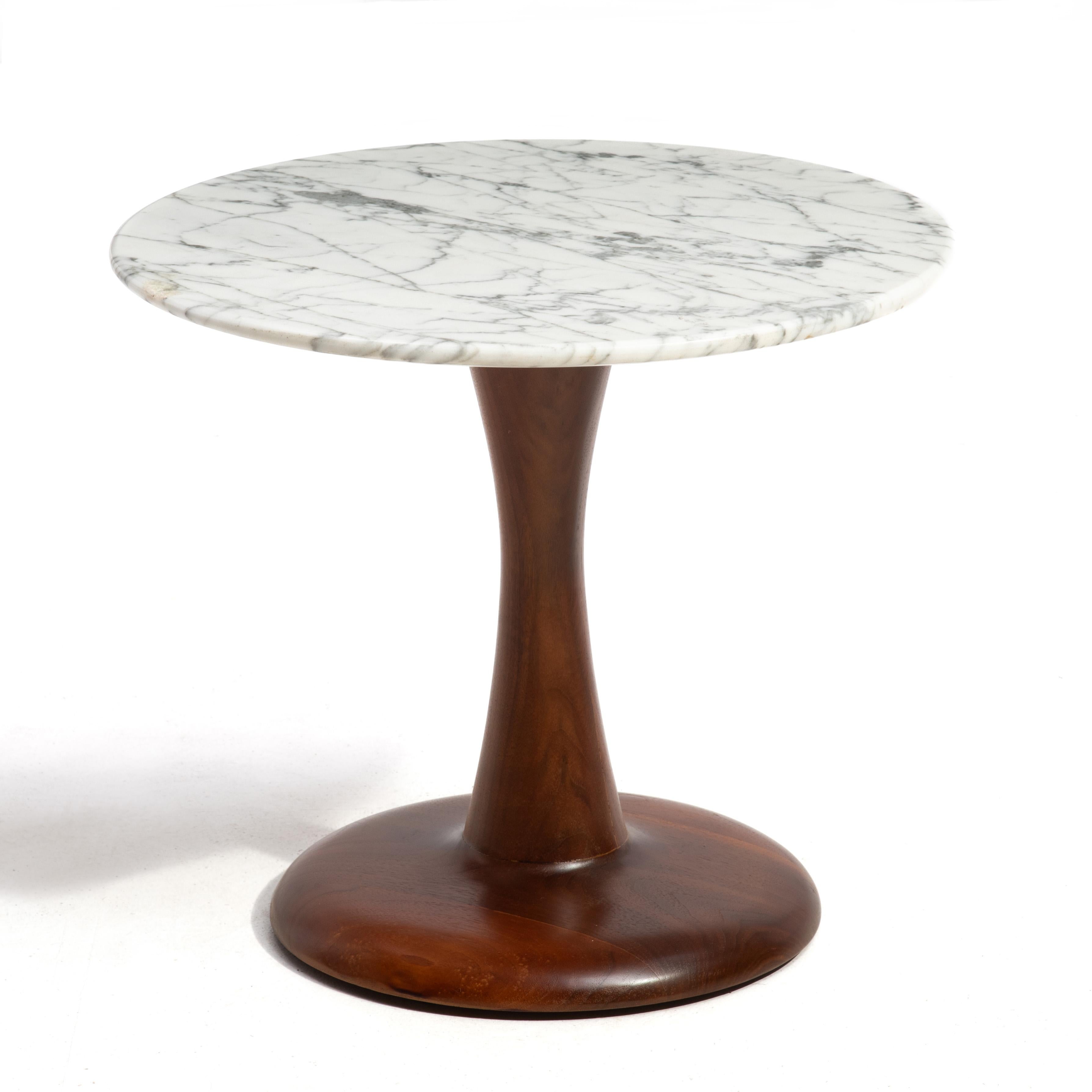 Petite table d'appoint, porte-boisson ou tabouret conçu par Brendon Reilly pour Reilly-Wolff. La table est dotée d'un piédestal en noyer massif et d'un plateau en marbre.