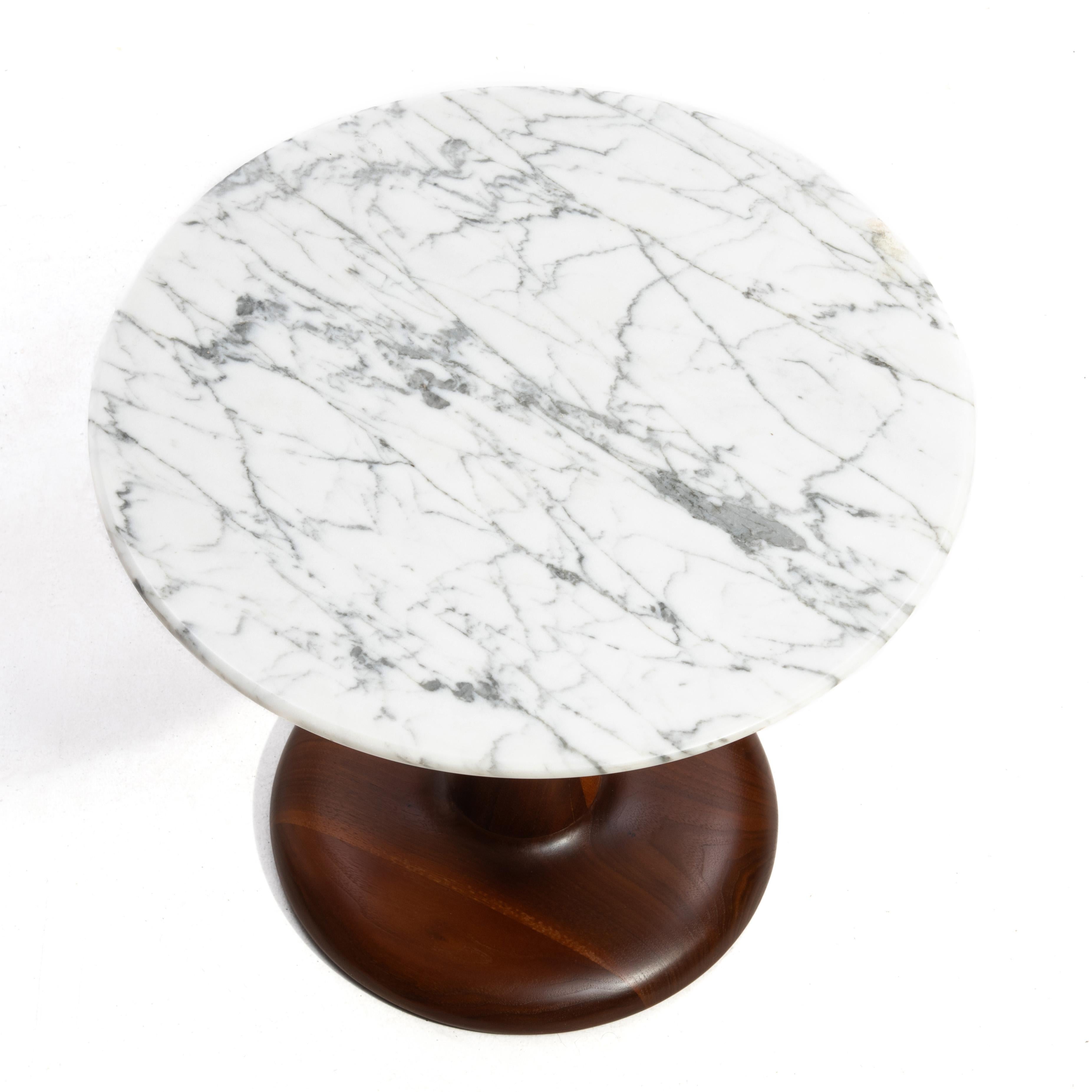 Brendon Reilly Mid Century Solid Walnut Marble Side Table Tabouret Bon état à Forest Grove, PA