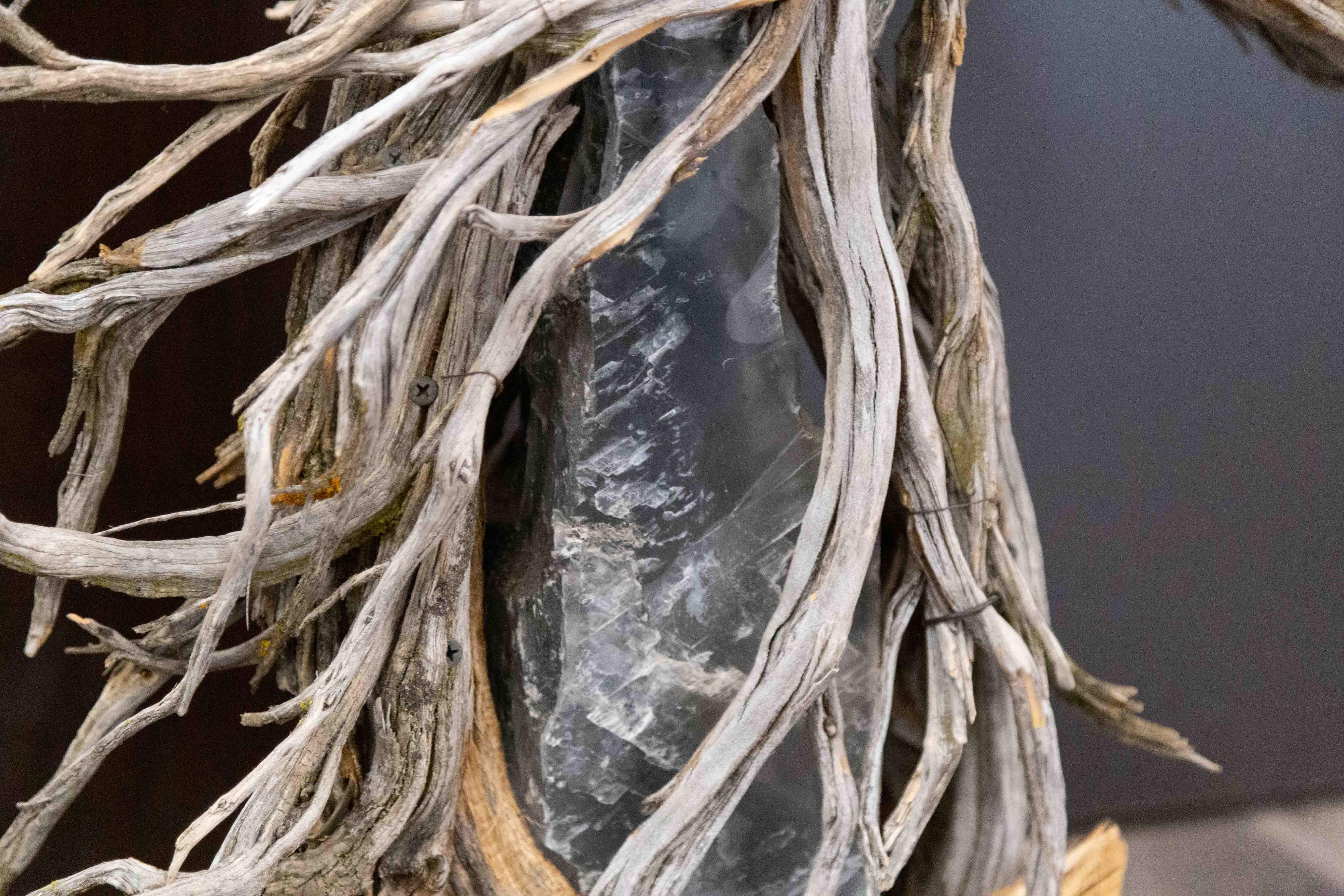 Allure, sculpture de cheval sauge et saule avec quartz fumé, Western Art - Contemporain Sculpture par Brenna Kimbro