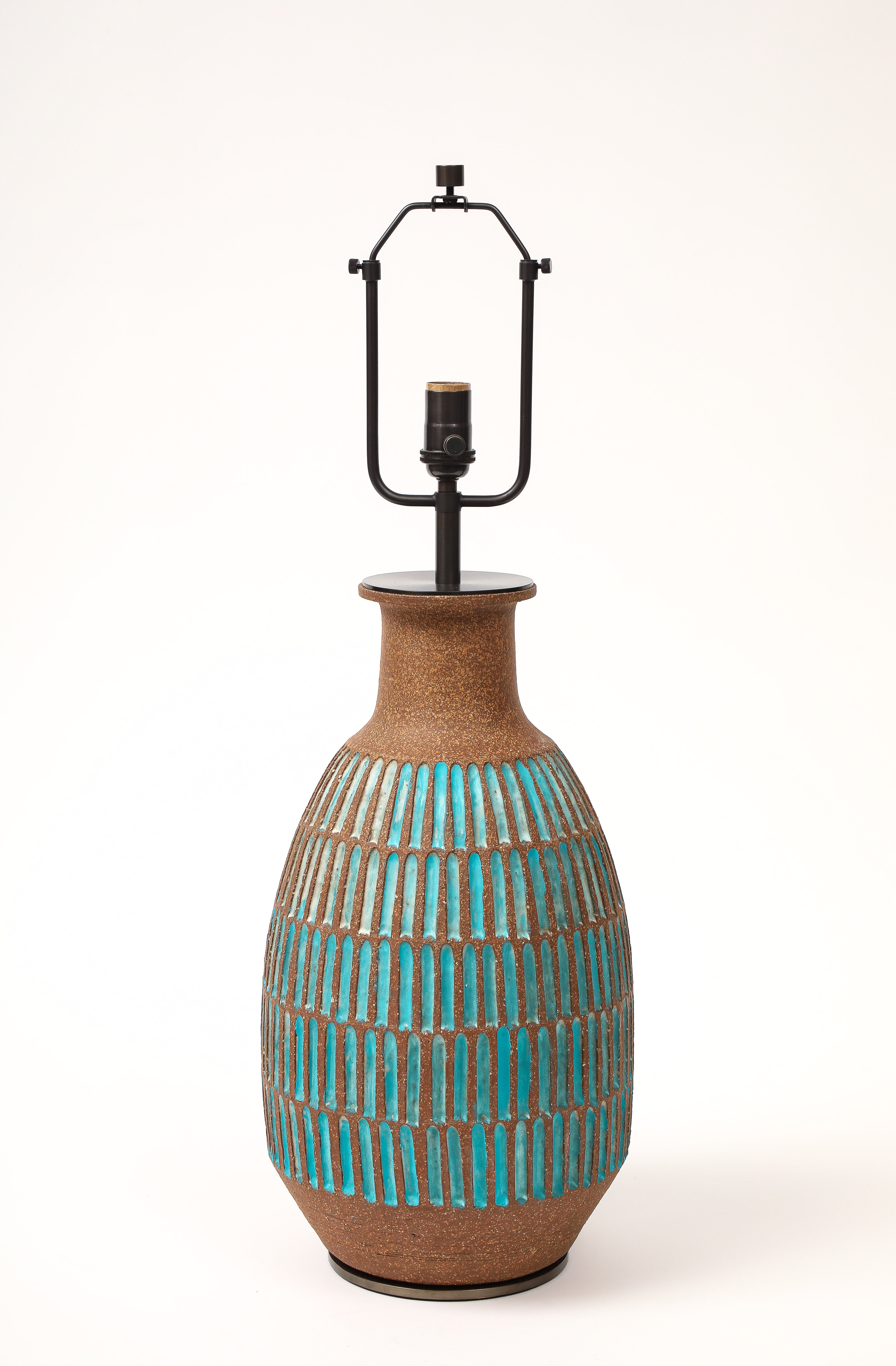 Brent Bennett table lamp, ceramic, brown, white, incised. Extra large chunky hand thrown studio pottery lamp minimally decorated with aqua glazed tally marks over raw brown clay. A pioneer of the California Modern Movement, Brent Bennett is a master