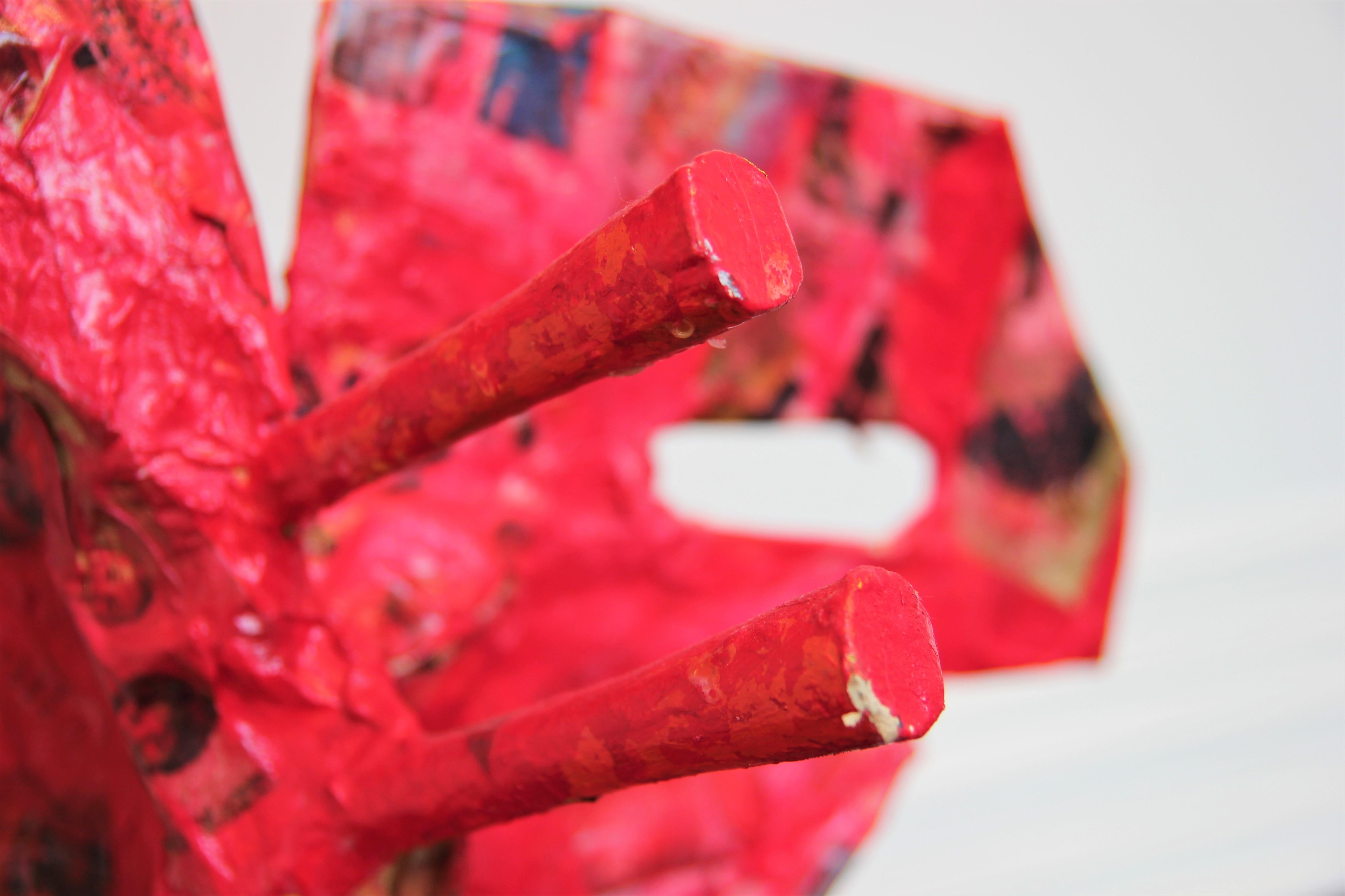 Sculpture abstraite contemporaine en collage de supports mélangés rouge « Culture Counter » en vente 4