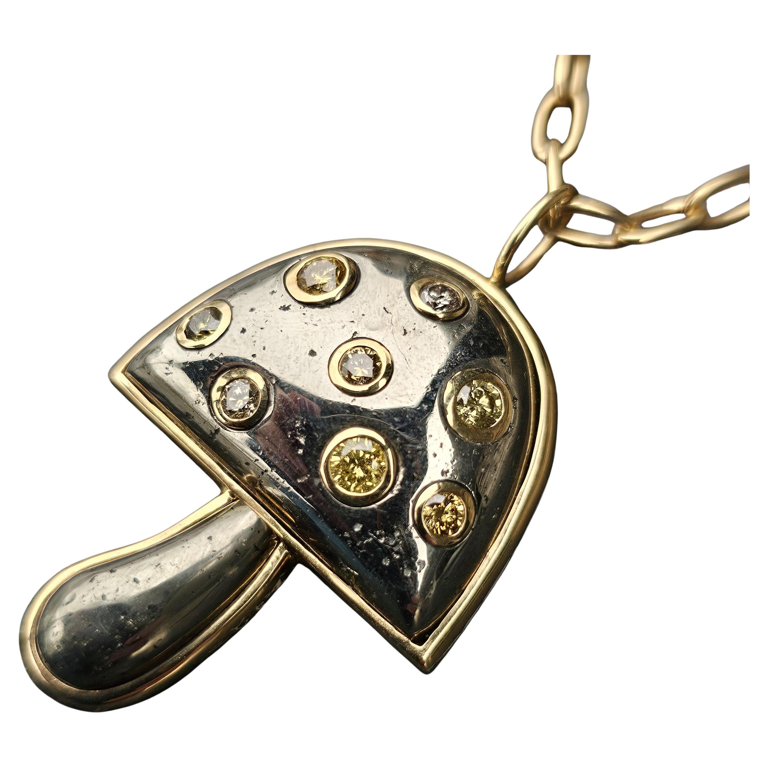 Arricchisci la tua collezione con questa esclusiva collana con ciondolo a forma di fungo magico di Brent Neale. Realizzato in oro giallo 18 carati, il ciondolo presenta un design a fungo realizzato in pirite e incastonato con diamanti color