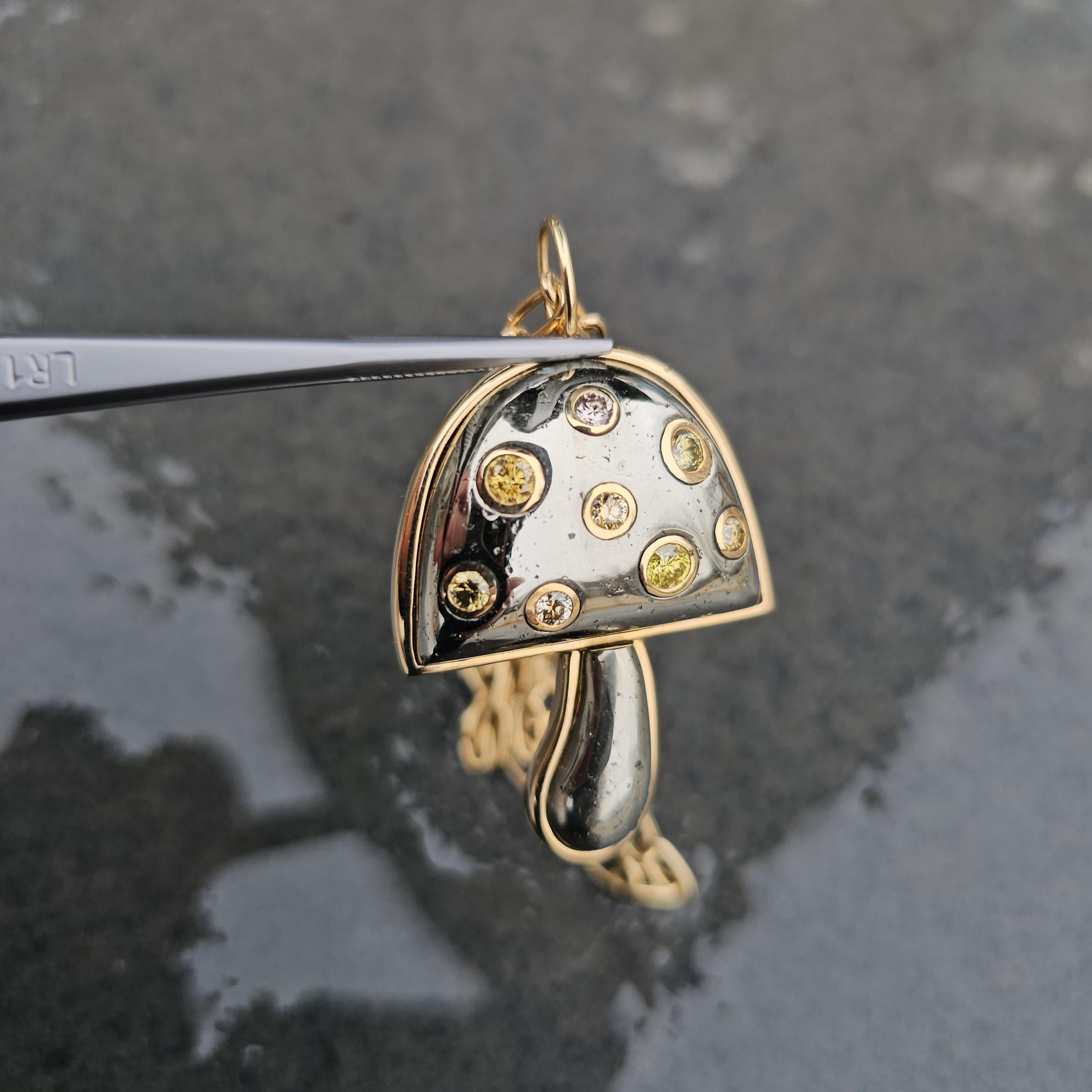 Brent Neale Ciondolo a fungo magico grande in oro 18k Pirite Champagne Diamanti in vendita 1
