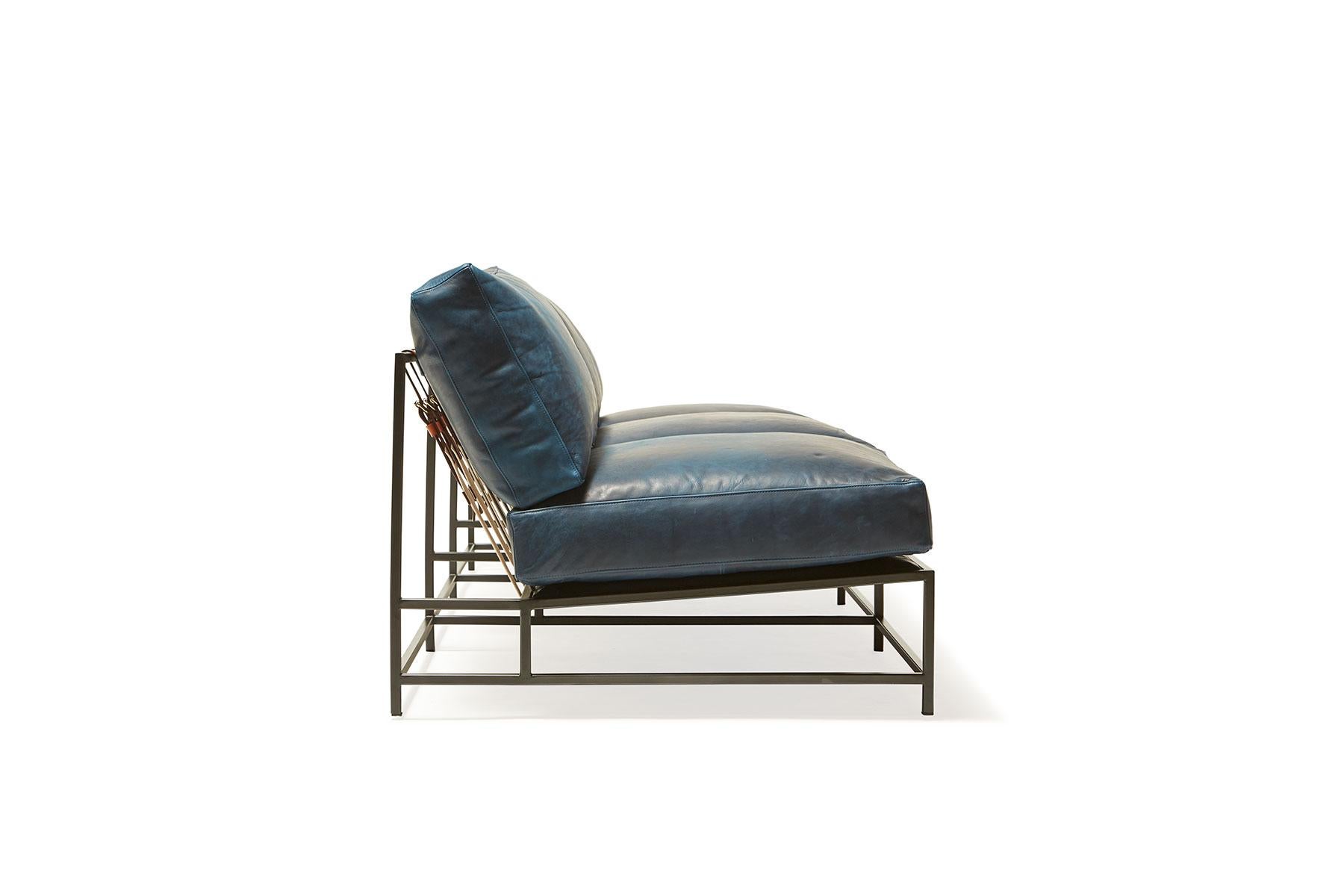 Moderne Canapé sans bras Brentwood en cuir bleu marine et acier noirci en vente