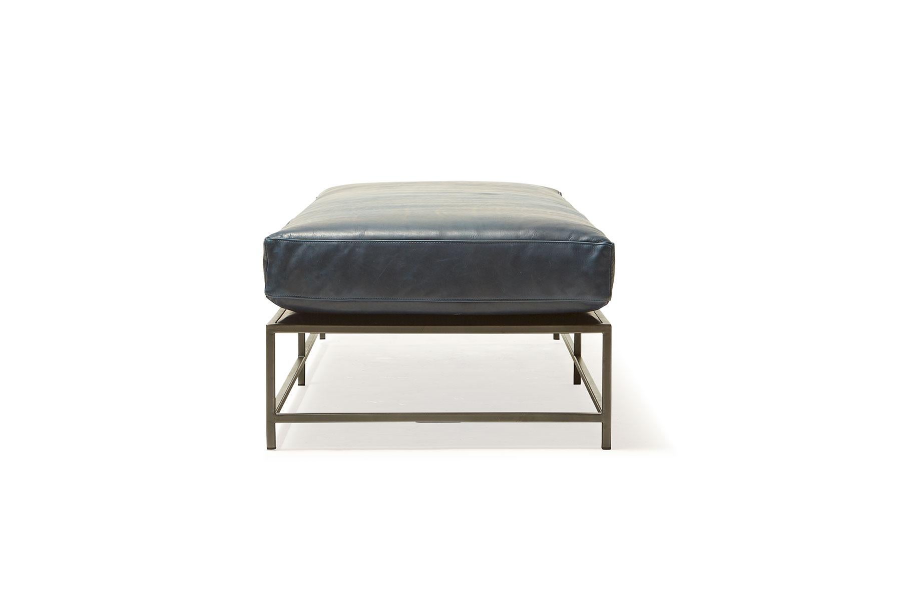 Moderne Banc extra-large en cuir bleu marine et acier noirci Brentwood en vente