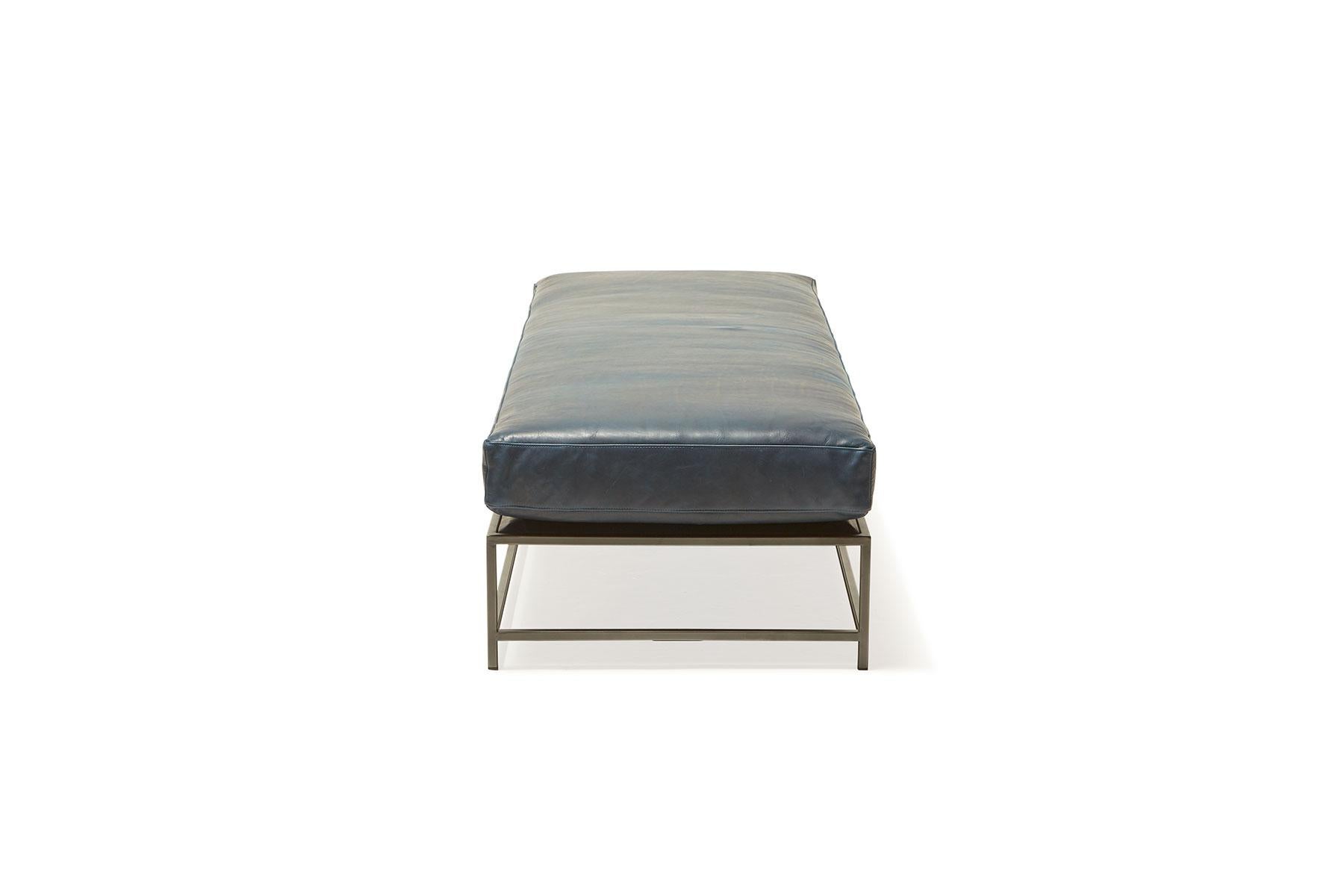 Américain Banc extra-large en cuir bleu marine et acier noirci Brentwood en vente