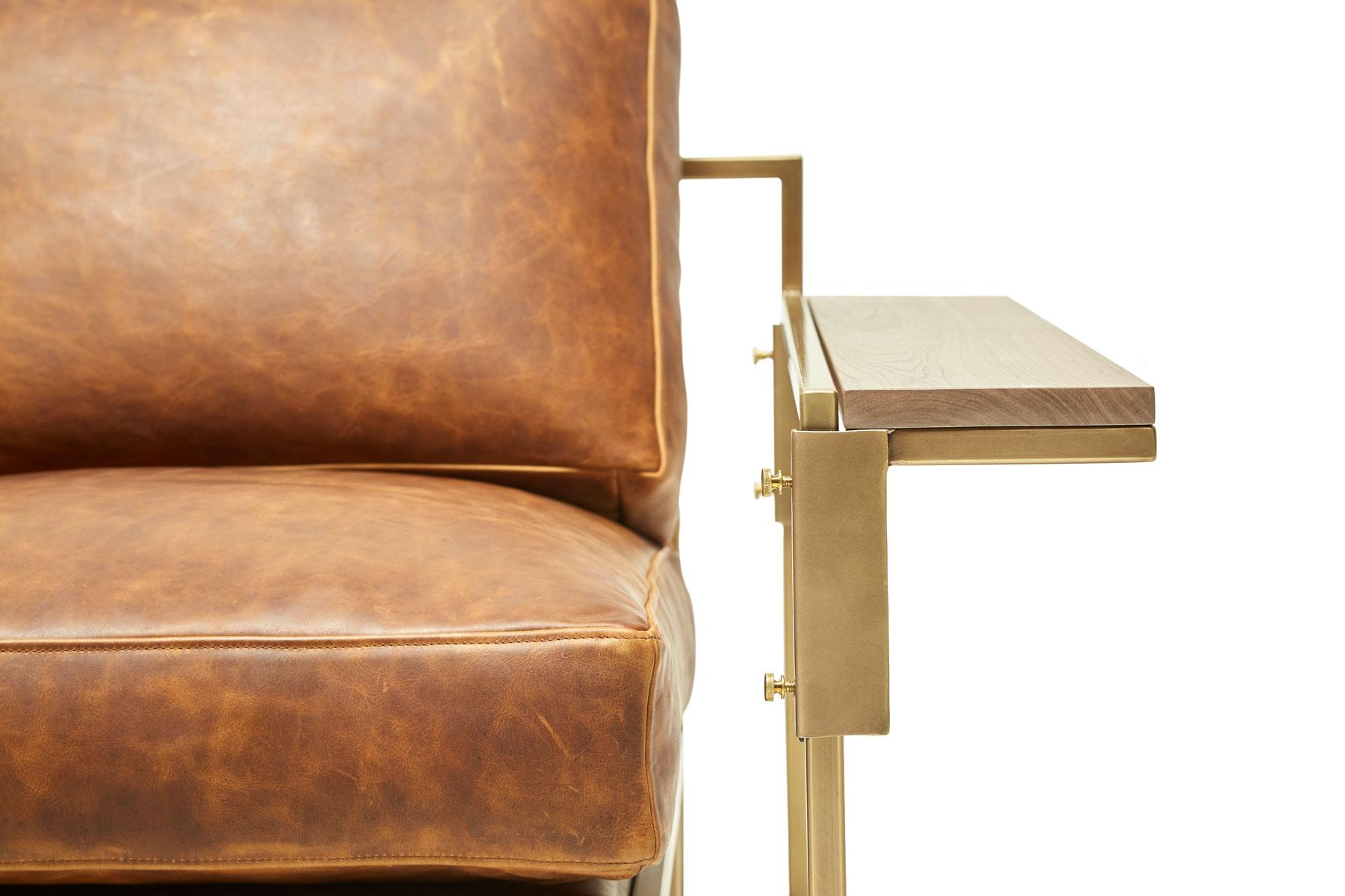Acier Fauteuil Brentwood en cuir brun clair et laiton antique et table à oreilles en noyer en vente