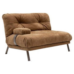 Fauteuil Brera - un grand fauteuil avec une structure métallique minimale