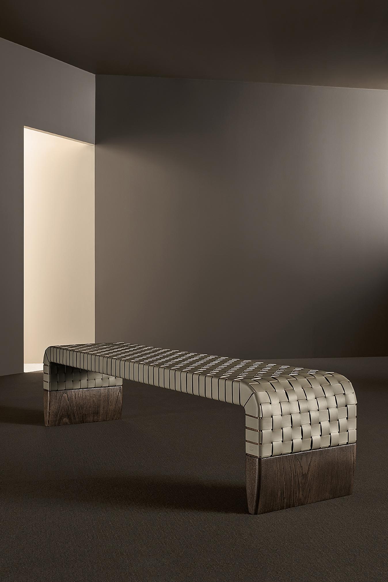 The simplicity of the design is fully consistent with the distinctiveness of the leather weave that upholsters the bench seating surface. The overall eff ect is linear, sophisticated and highly modern