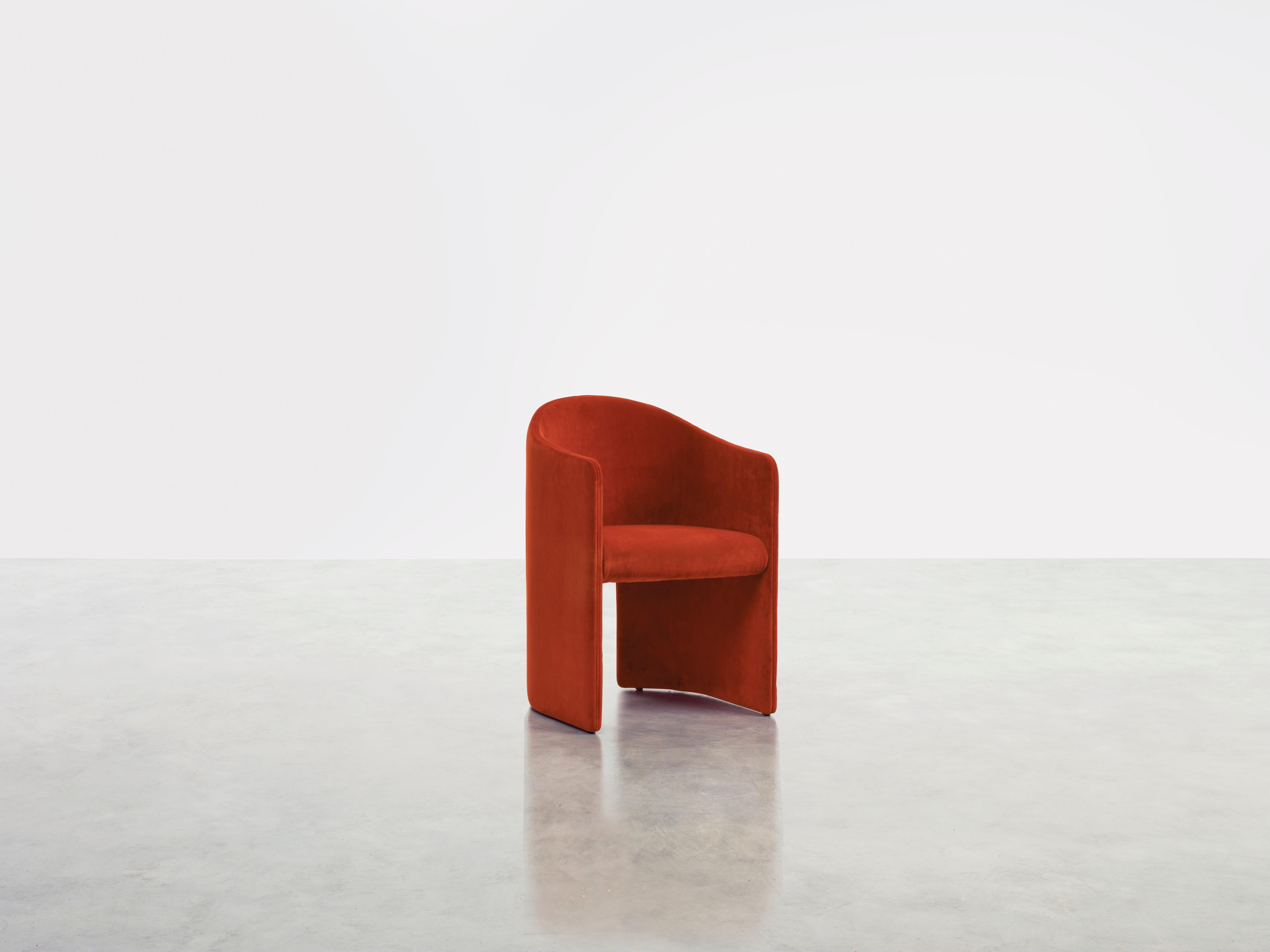 Chaise Brera de Somaschini
Dimensions : L 55 x D 55 x H 80 cm
MATERIAL : Structure en bois massif et en contreplaqué incurvé, rembourrée de mousse de polyuréthane de différentes densités. Pré-rembourrage en ouate de polyester, rembourrage en tissu