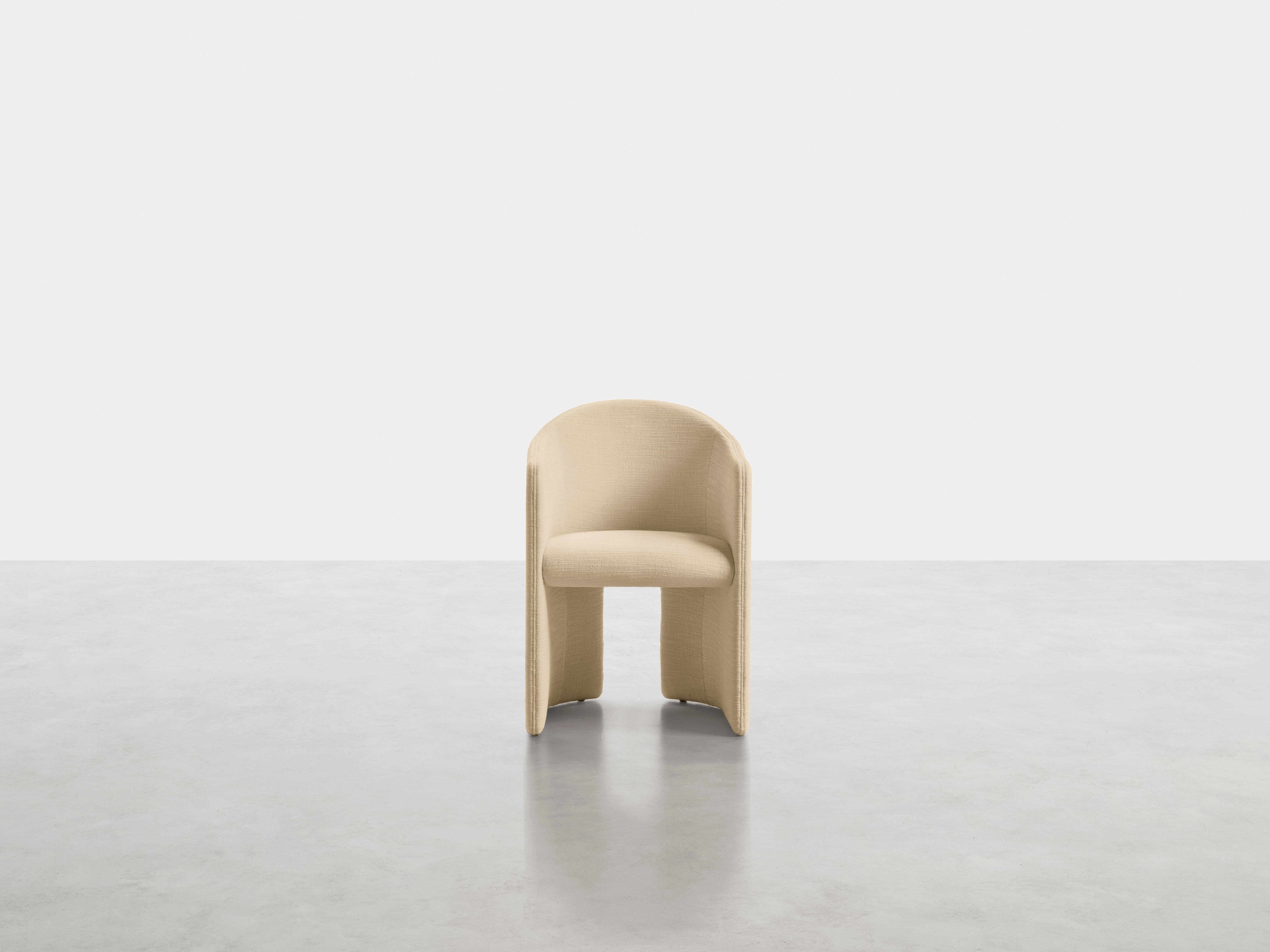 Sedia Brera di Somaschini
Dimensioni: L 55 x P 55 x H 80 cm
Materiali: Struttura in legno massiccio e compensato curvo imbottita con poliuretano espanso a diverse densità. Pre-upholstery in polyester wadding, upholstery in fabric or leather