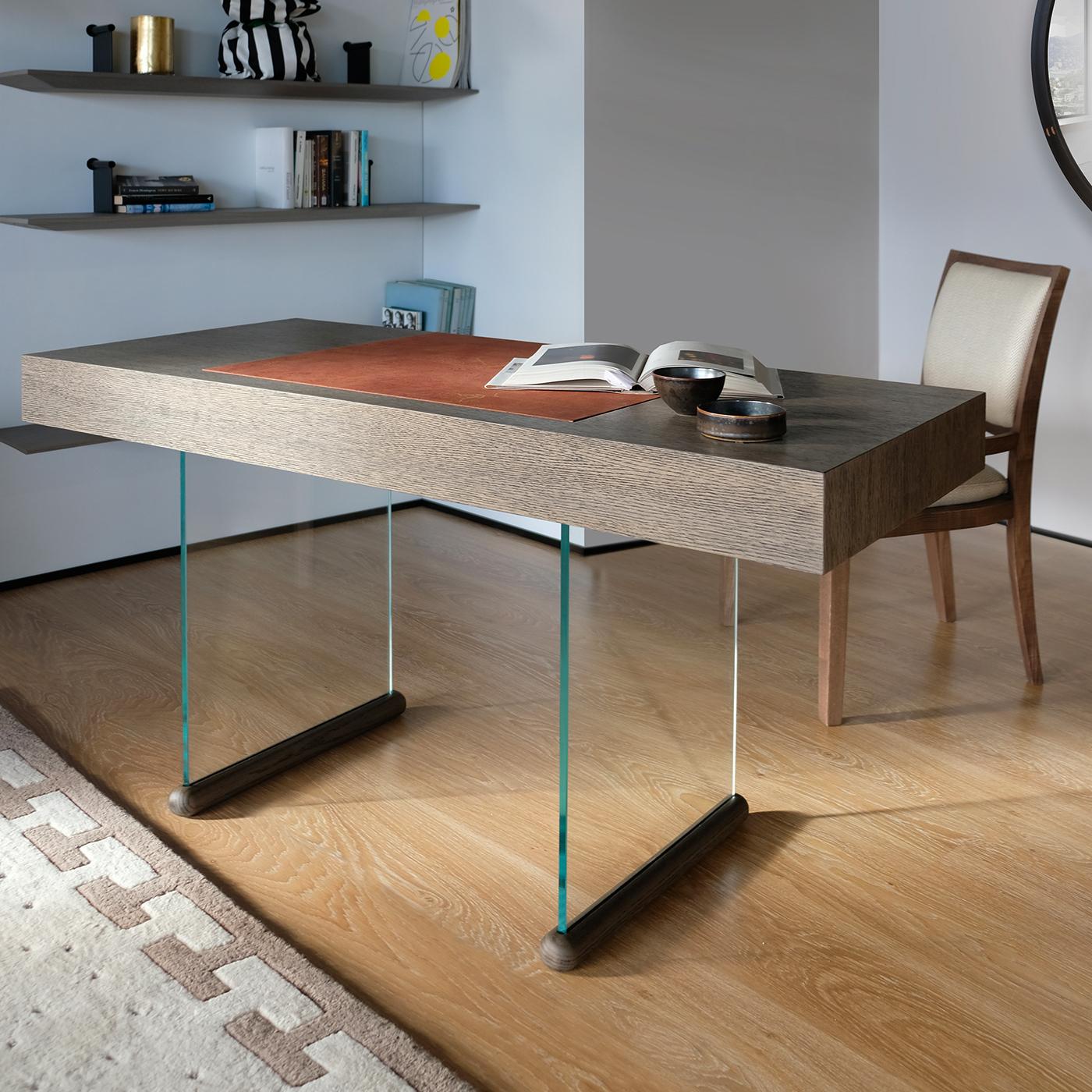 Dieser Schreibtisch aus der Collection'S Elementare zeichnet sich durch eine klare, rechteckige Silhouette aus gebeizter Eiche mit einer matten, zweifarbigen Oberfläche aus. Die Tischplatte besteht aus gebeiztem Kork in einem ergänzenden Ziegelrot.