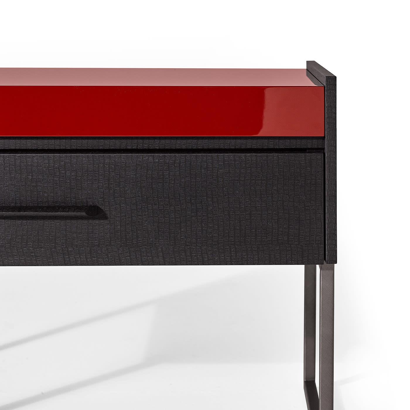 Bedside table composed of 1 drawer. Particular finish in veneered wood with a Python effect designed by the architect Piero Lissoni. Made up of metal legs, wooden handle, and glossy red lacquer. Matt Python finish. Graphite metal.