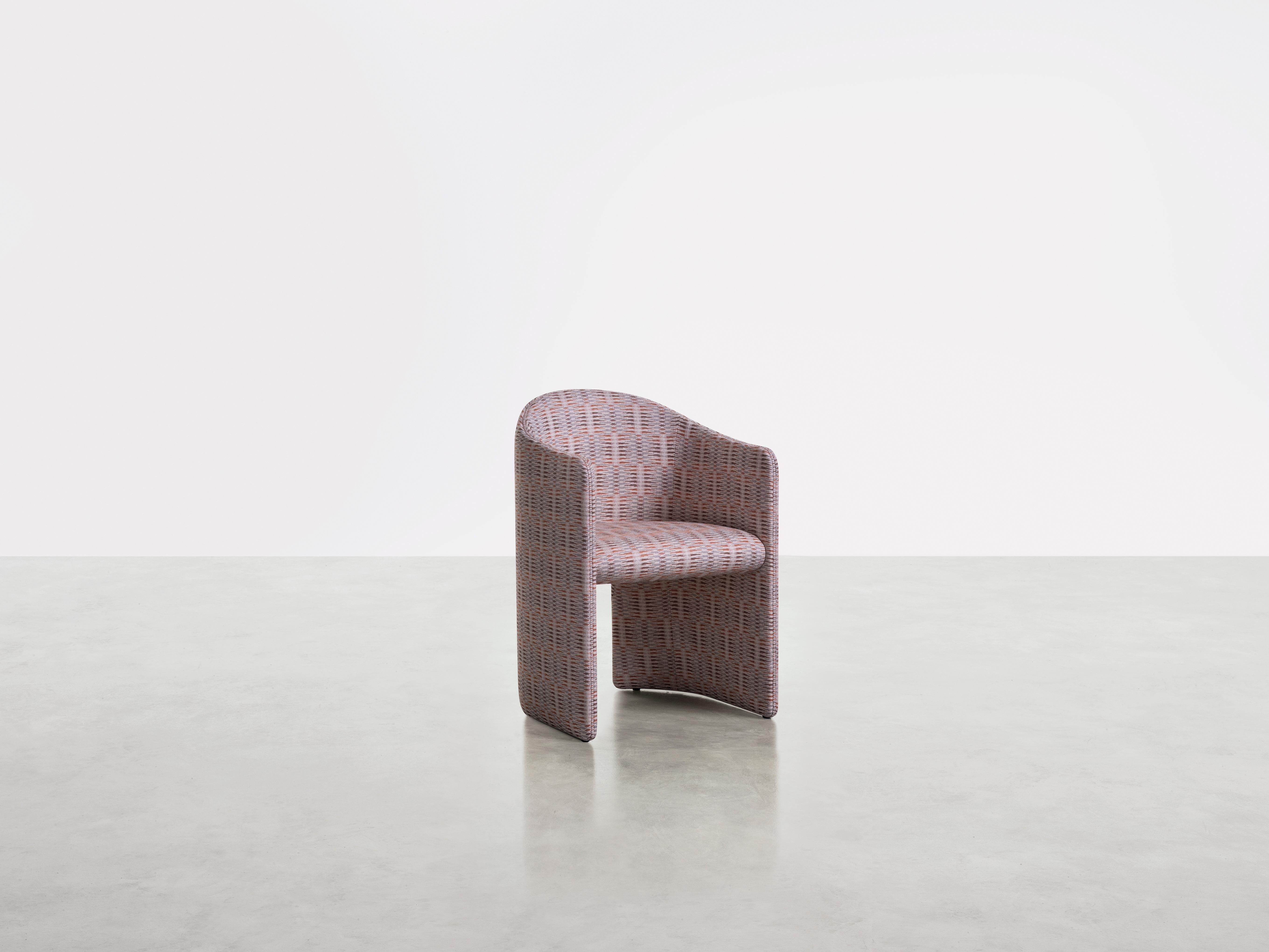 The seat harks back in form to the aesthetics of mid-century bourgeois furnishings. The singular cut in the
shell gives added character to a classic, composed elegance, as well as ensuring lightness and functionality.
Solid wood and curved plywood