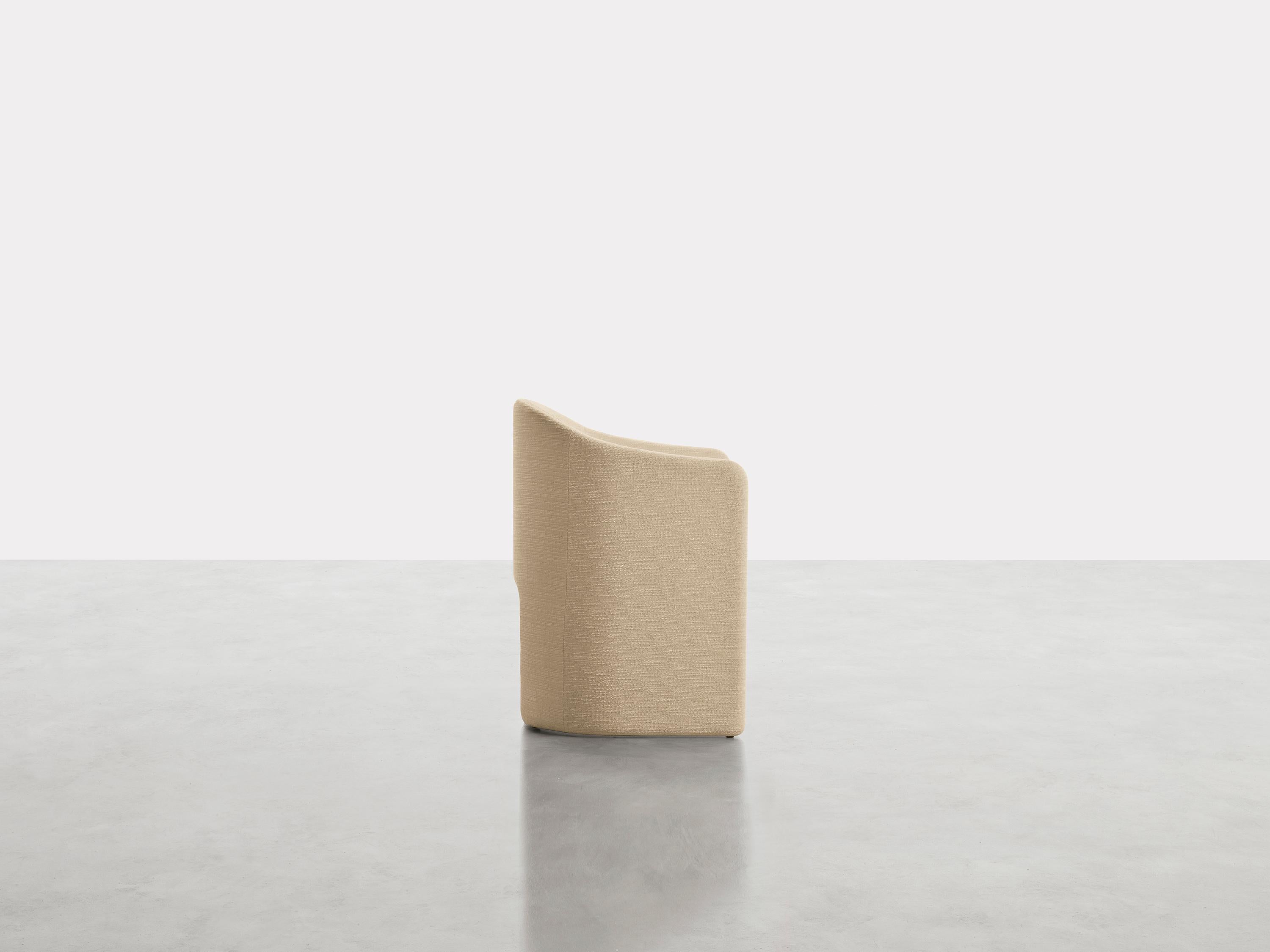 The seat harks back in form to the aesthetics of mid-century bourgeois furnishings. The singular cut in the
shell gives added character to a classic, composed elegance, as well as ensuring lightness and functionality.
Solid wood and curved plywood