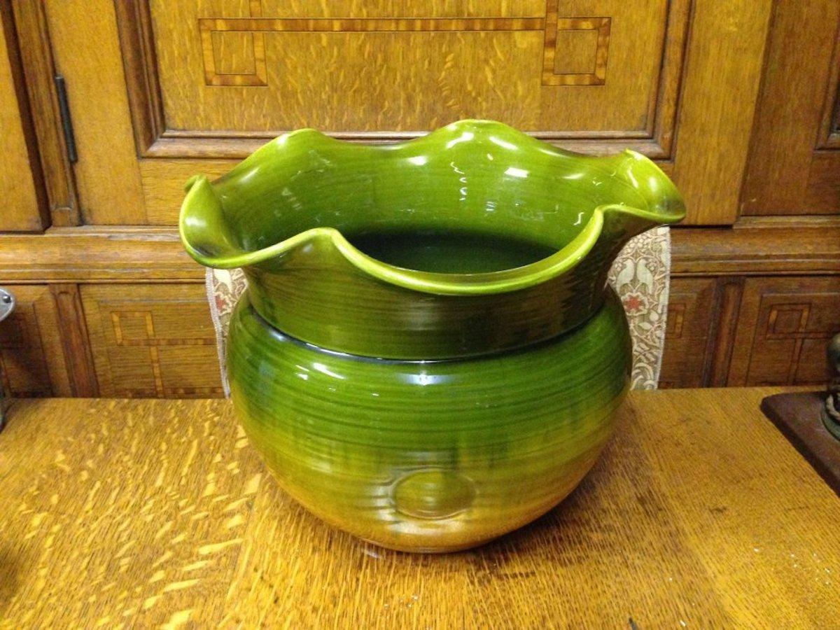 Bretby. Une grande jardinière anglaise Arts and Crafts, de couleur verte passant au jaune, avec un bord ondulé et des motifs circulaires sur le corps, en merveilleux état d'origine.
