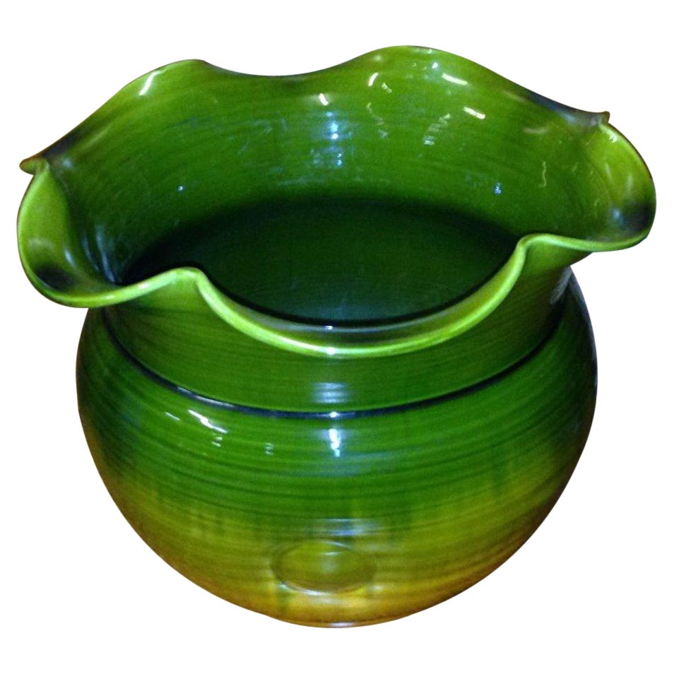 Bretby. una gran maceta inglesa de Artes y Oficios con el cuerpo verde desteñido de amarillo
