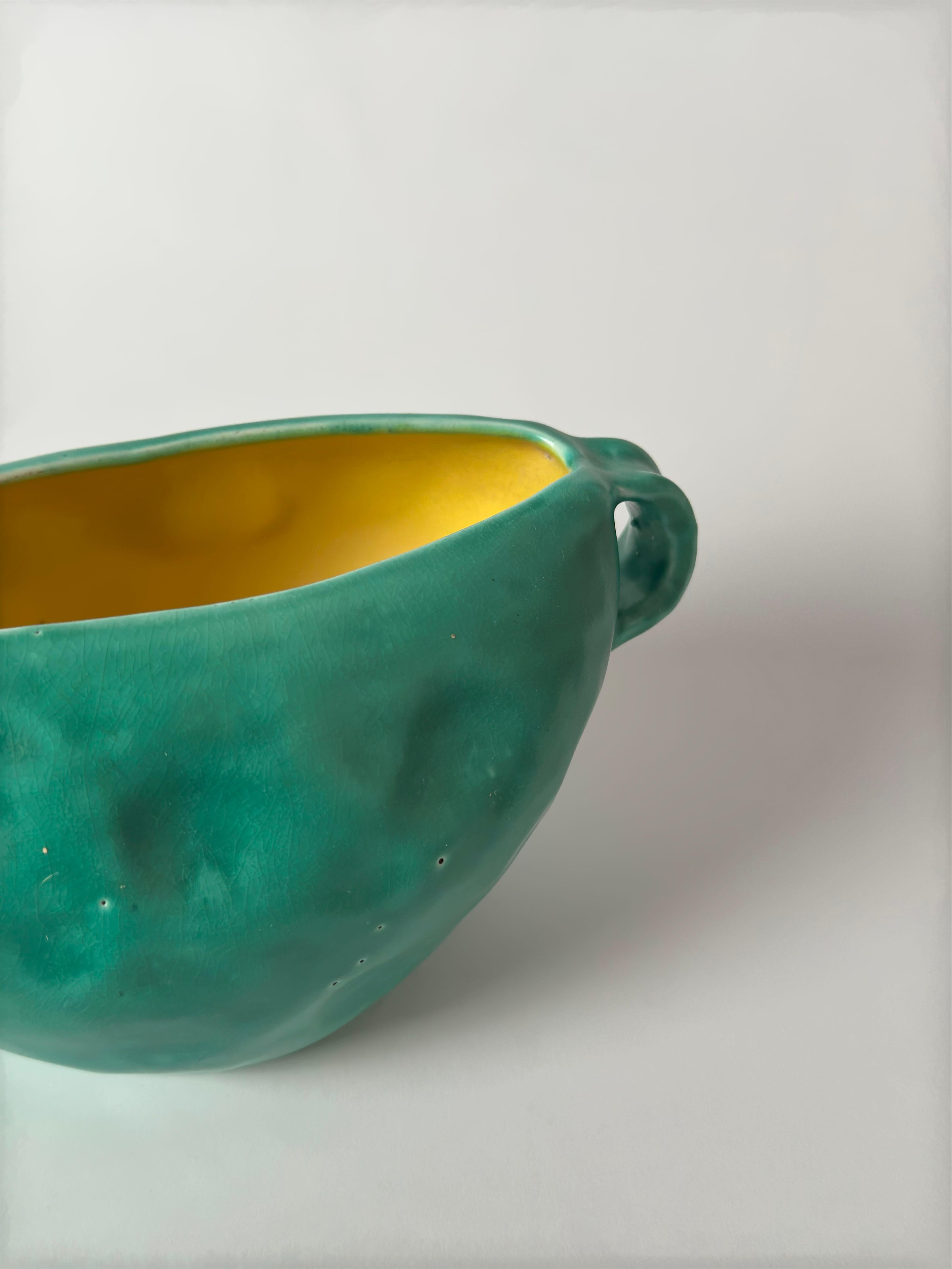 Bretby Arts and Crafts Green Glazed Planter, Model 1616, England, 1930s In Good Condition For Sale In Glasgow, GB