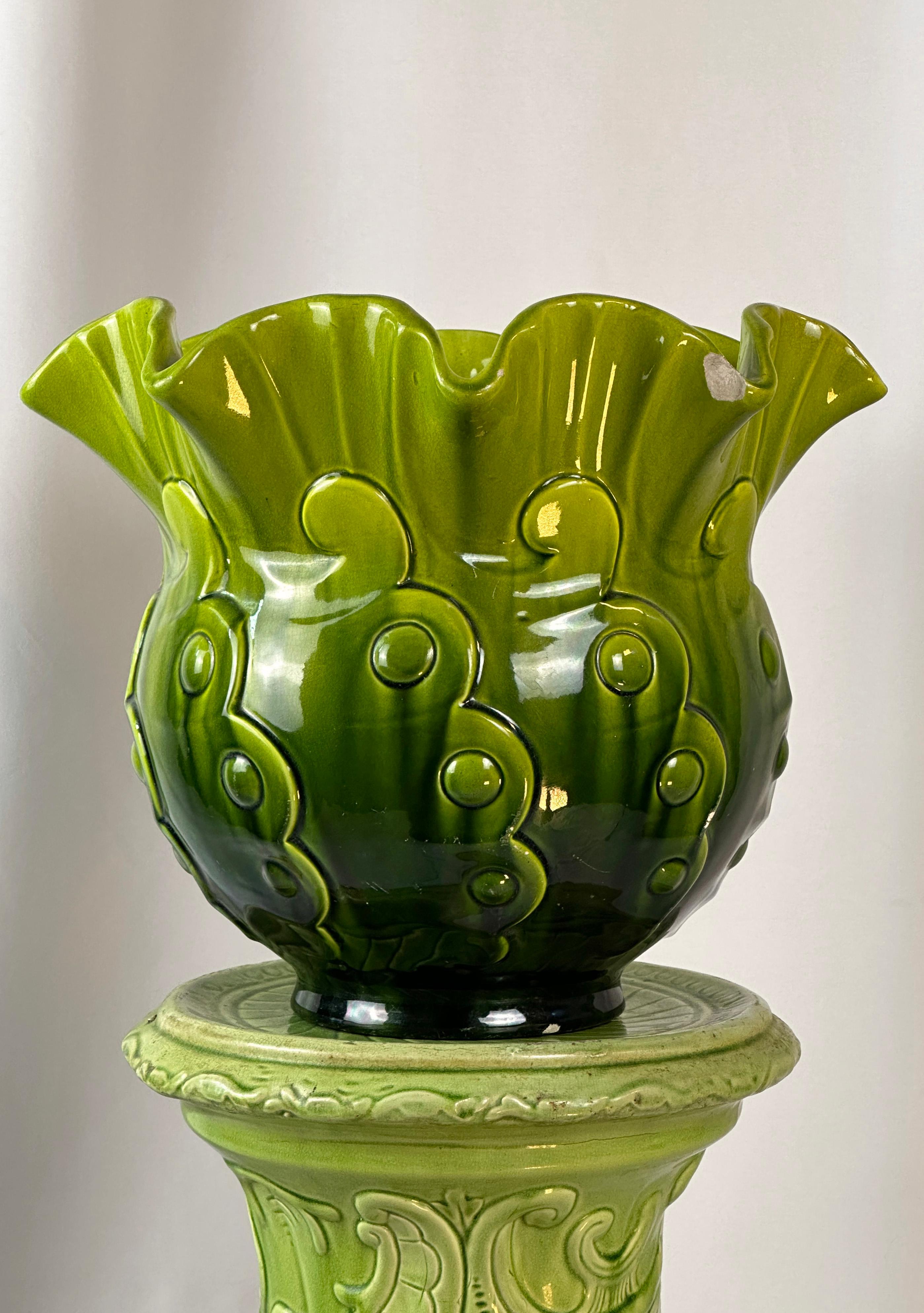 
A magnificent green Majolica jardiniere and pedestal, a true masterpiece of craftsmanship dating back to around 1890 by the renowned Bretby.

This impressive floor standing jardiniere exudes the timeless charm and elegance of the late 19th century.