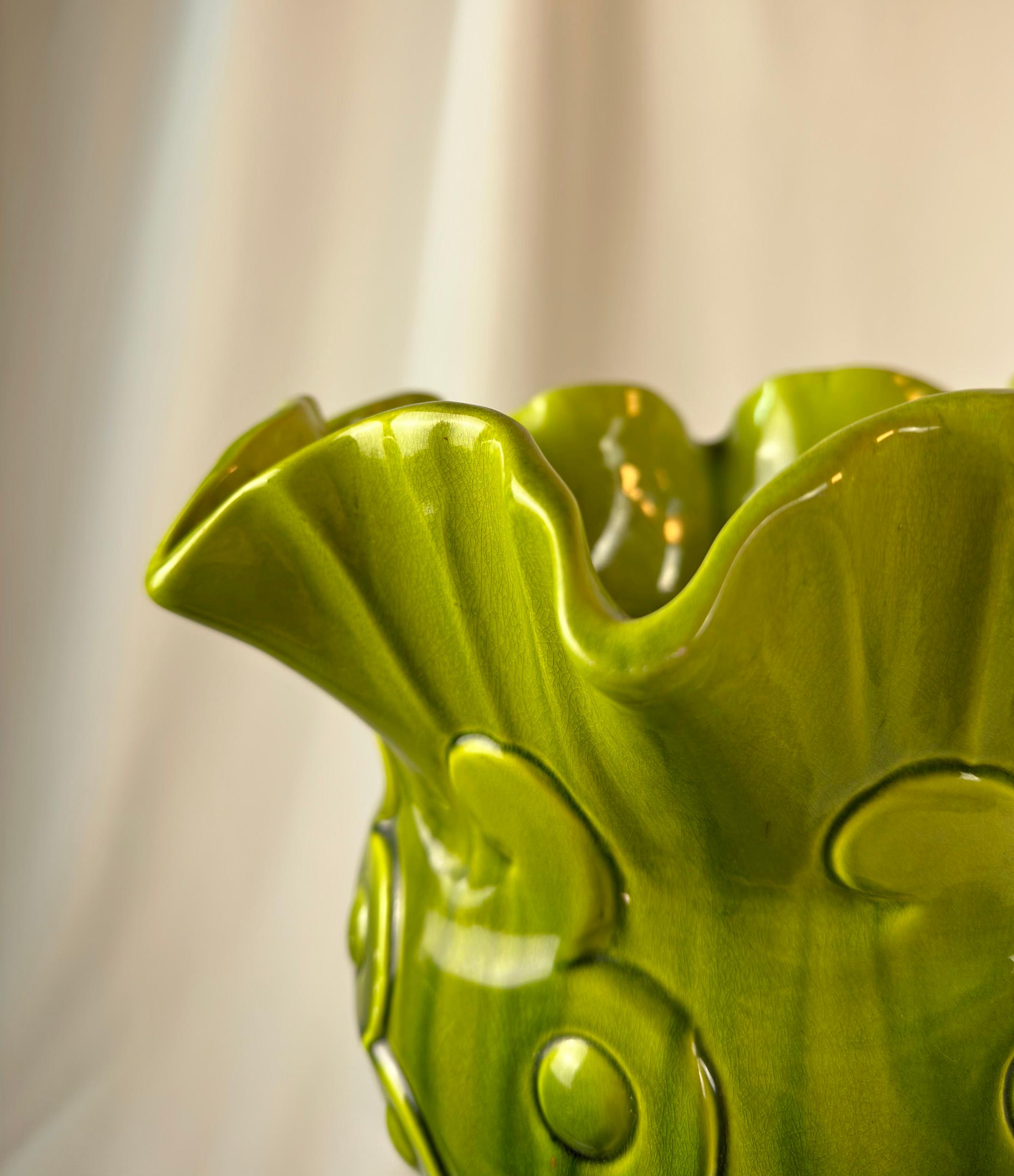 Viktorianische, Majolika-Jardinière – Pflanzgefäß und Sockel aus grüner Keramik von Bretby (Britisch) im Angebot