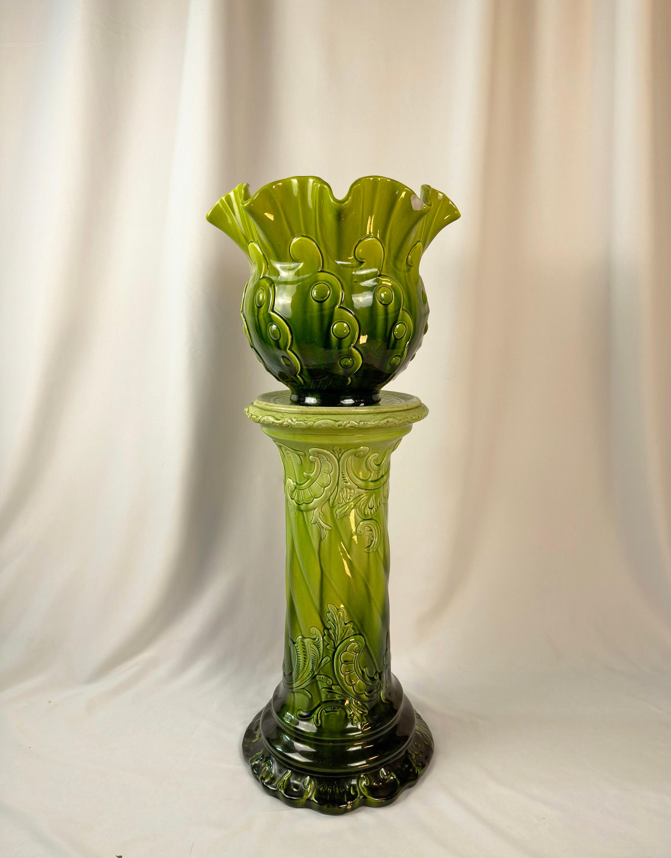 Britannique Jardinière victorienne - Jardinière et piédestal en poterie verte de Bretby en vente