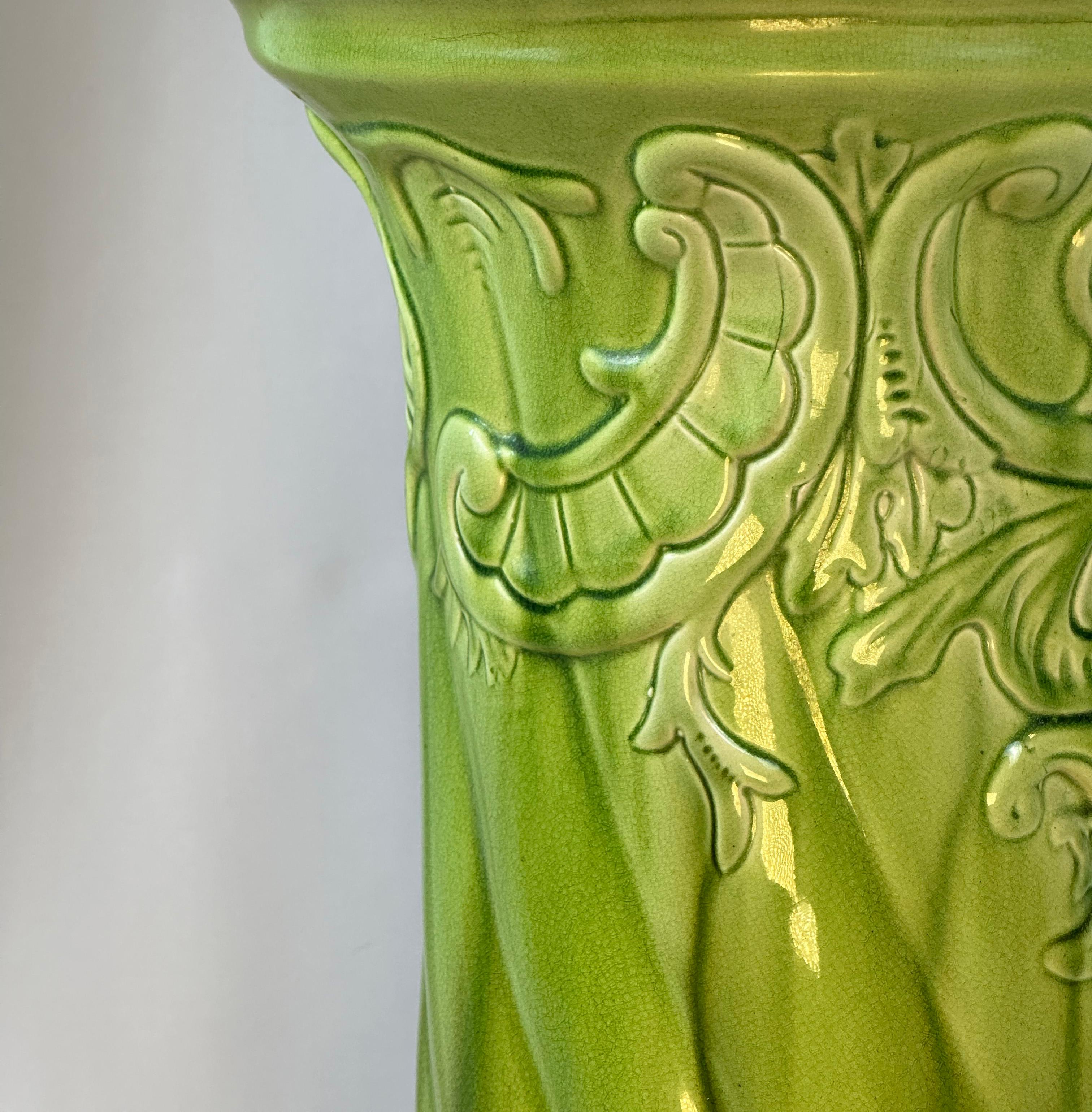 Viktorianische, Majolika-Jardinière – Pflanzgefäß und Sockel aus grüner Keramik von Bretby im Zustand „Gut“ im Angebot in Glasgow, GB