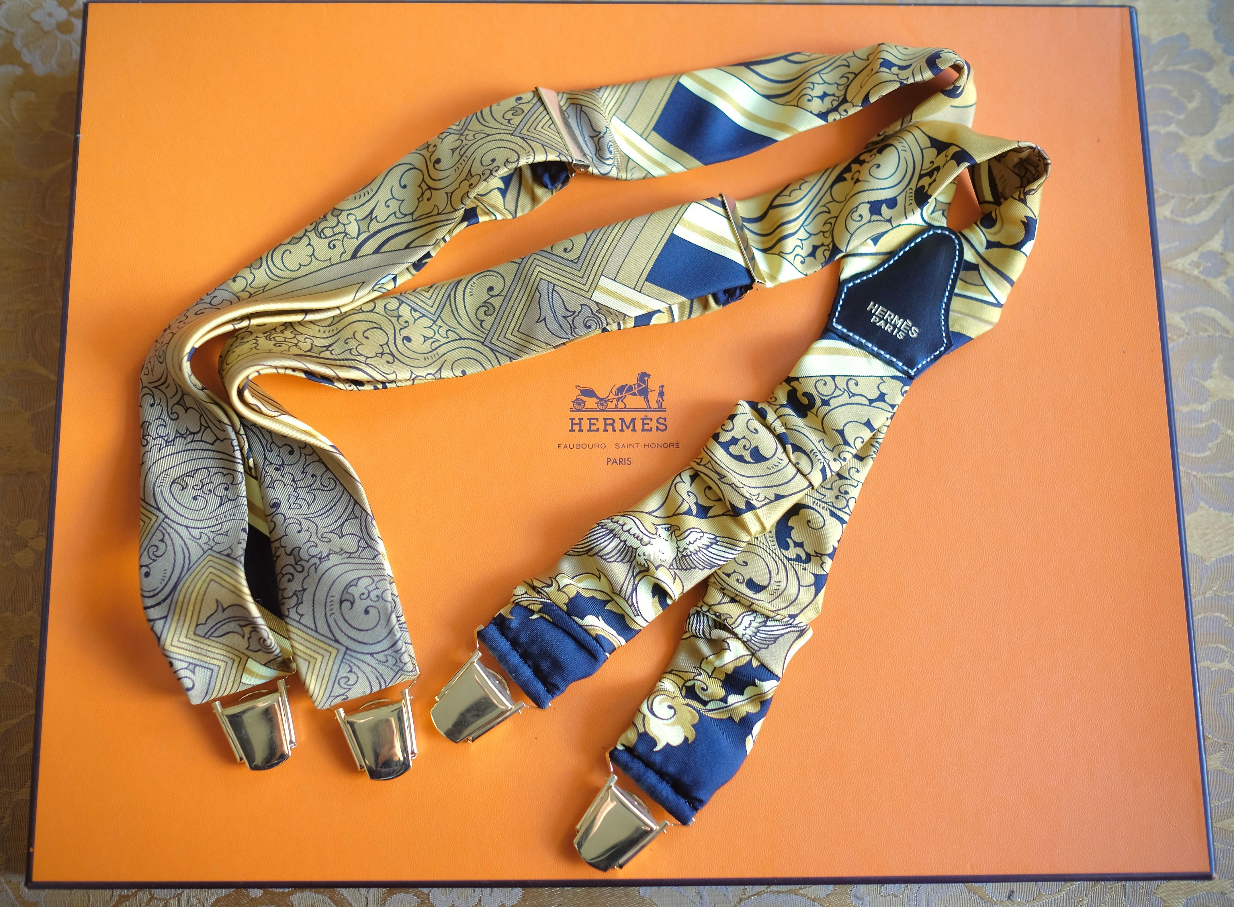 Hermès Vintage Selection - Rare bretelle in seta con finiture in pelle e metallo dorato Made in France, collezione anni '90, non più in produzione. La lunghezza è regolabile e fissata da un passante in metallo placcato oro sulla seta. Il prodotto