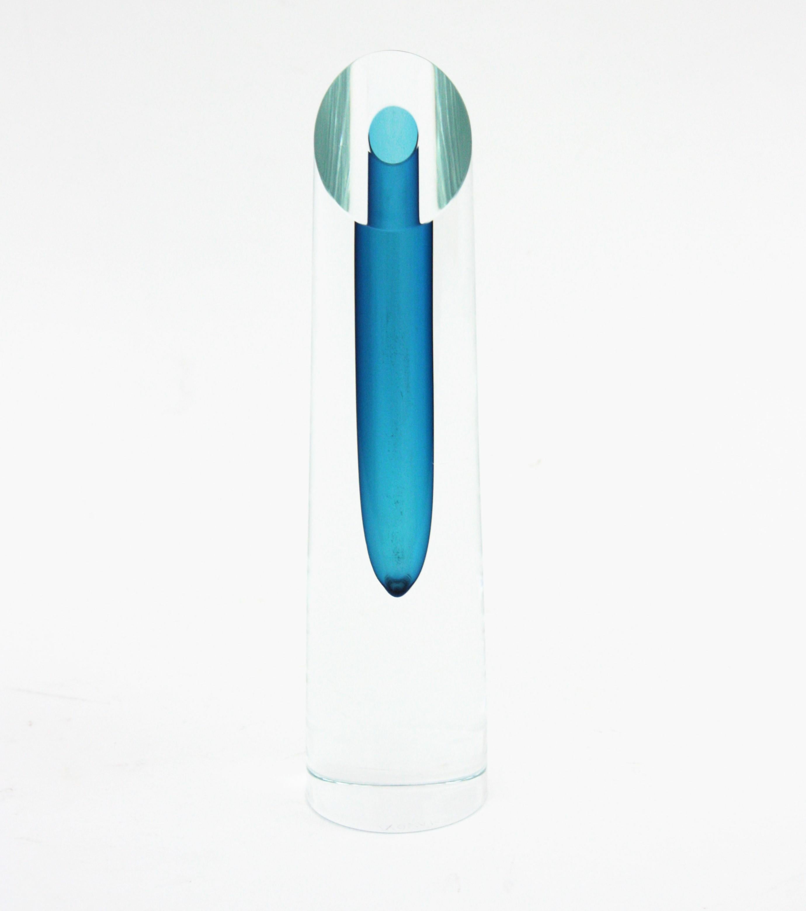 Skulpturale Blockvase Sommerso aus blauem und klarem Glas von Bretislav Novak,  Tschechische Republik, 1950er Jahre.
Leuchtend blaues Glas, das mit der Sommerso-Technik in Kreppglas getaucht wurde.
Facettierte Spitze und elegante Form.
Wunderbar als