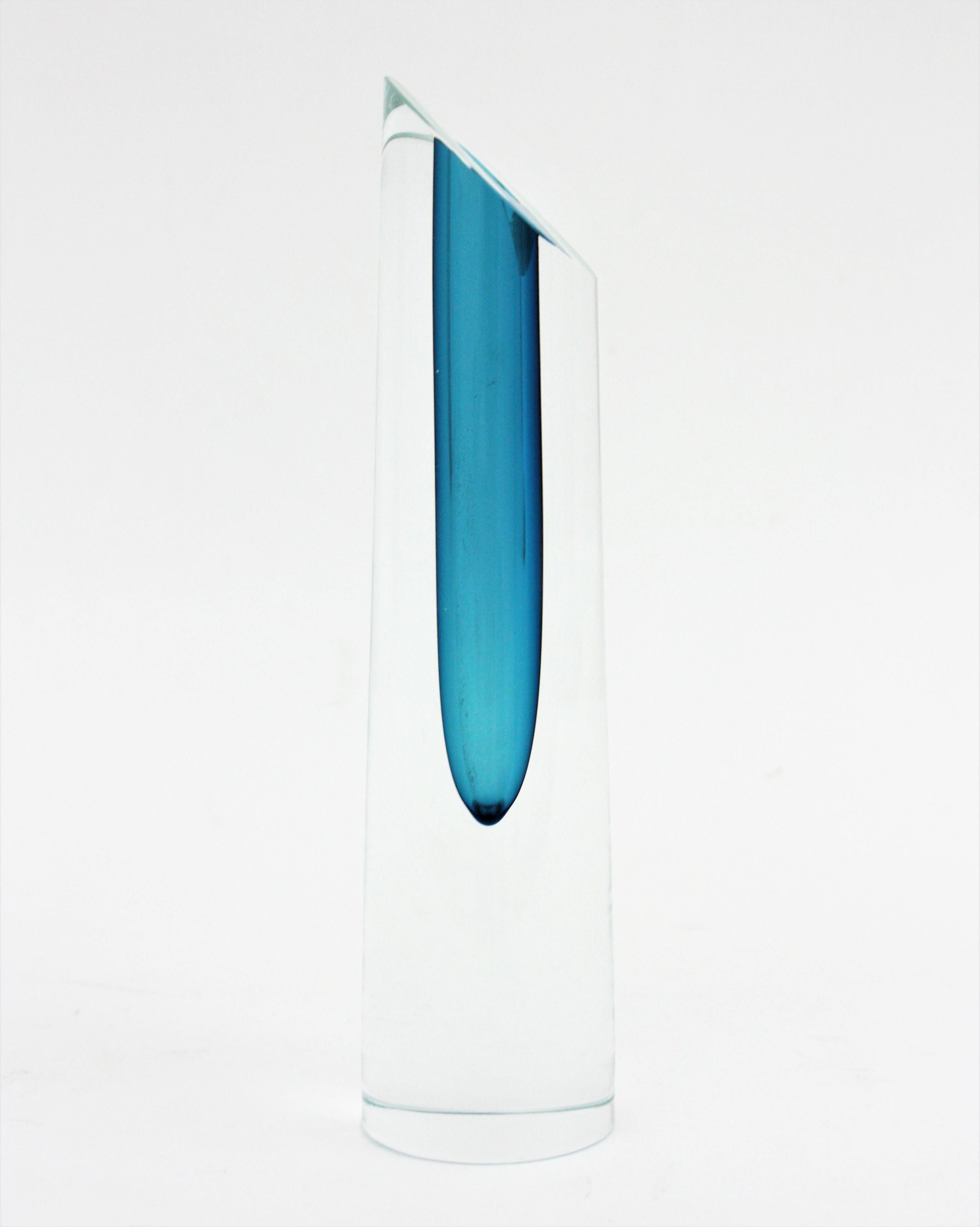 Bretislav Novak Vase aus blauem und klarem Sommerso-Kunstglas (Handgefertigt) im Angebot