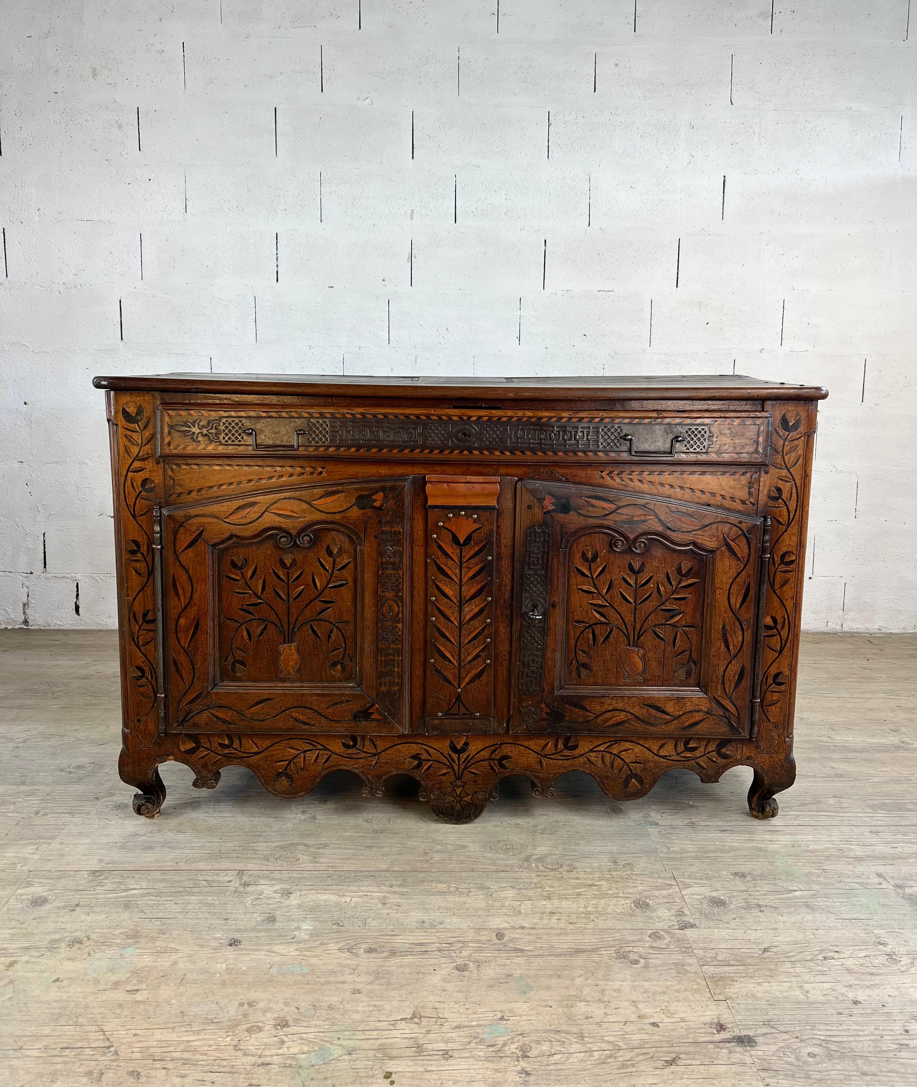 Beau buffet breton ancien en chêne, ouvrant par un long tiroir en frise et deux portes sculptées. Probablement originaire de Quimper, cette pièce reflète la riche tradition du mobilier folklorique breton du XIXe siècle.

La façade est décorée de