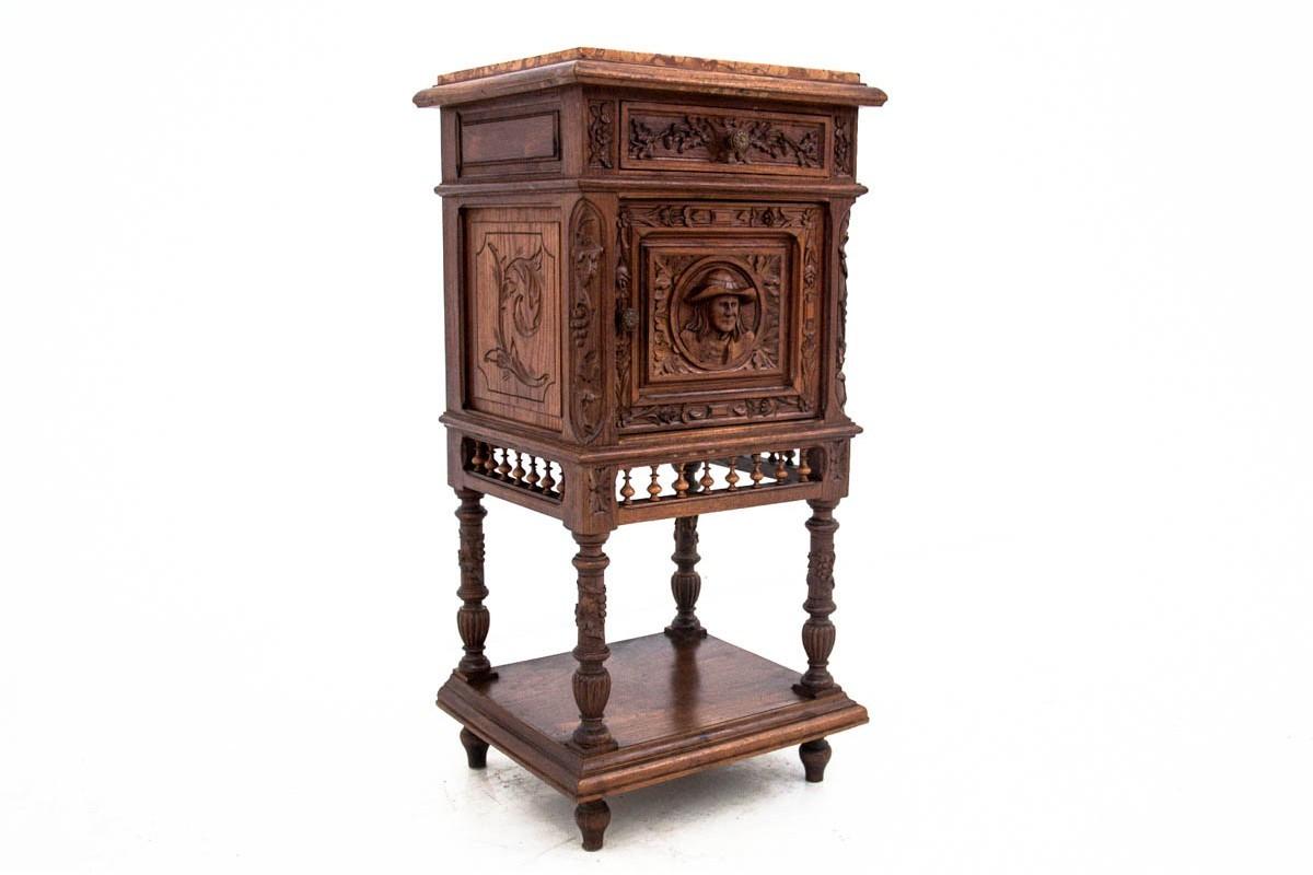 Breton style bedside table, France, around 1880.

Very good condition.

Wood: oak

dimensions

height 88 cm / width 43 cm / depth 38 cm