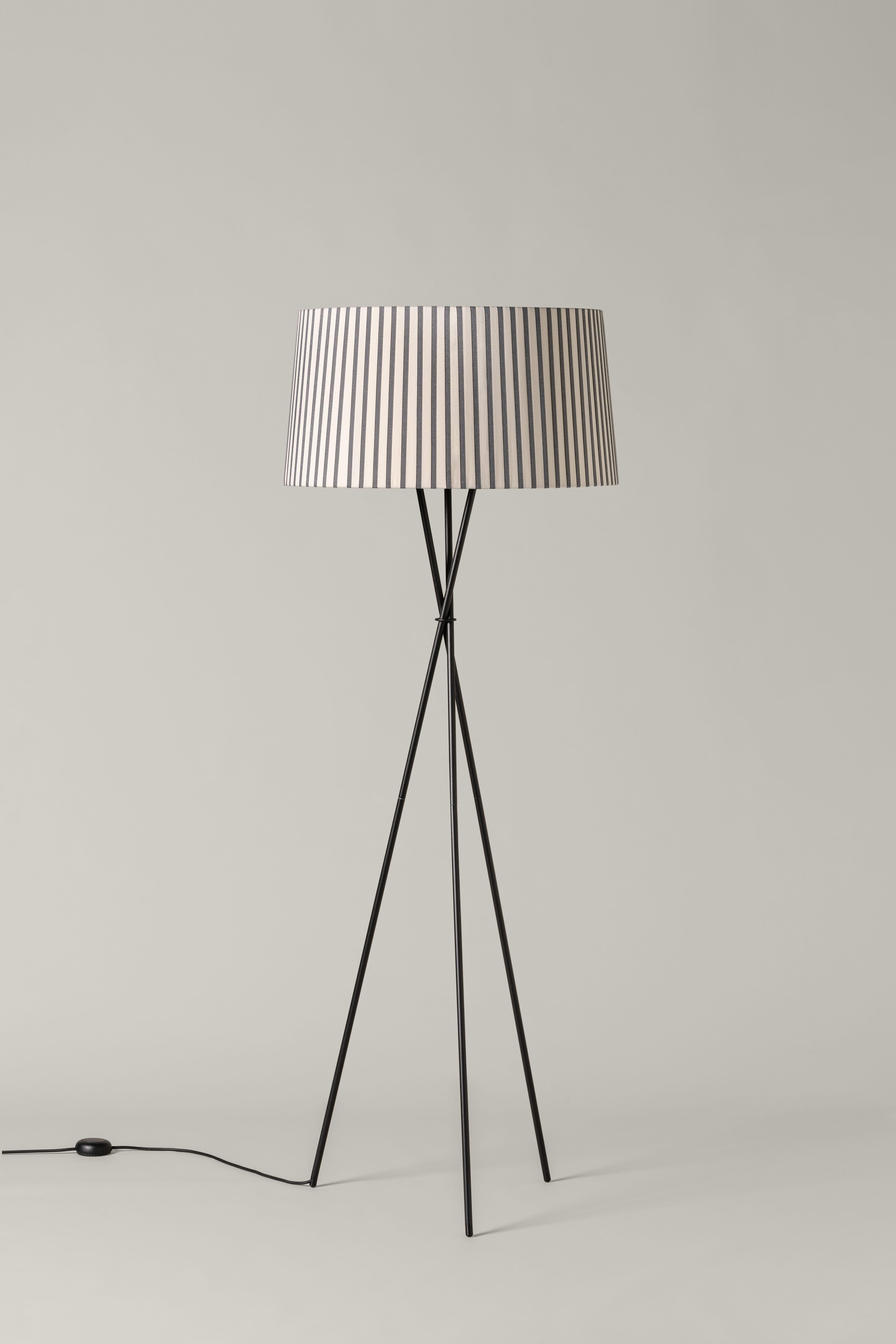 Bretona Trípode G5 floor lamp by Santa & Cole
Dimensions: D 62 x H 168 cm
Materials: Metal, bretona stripe ribbon lampshade.
Available in other colors.

Trípode humanises neutral spaces with its colourful and functional sobriety. The shade is
