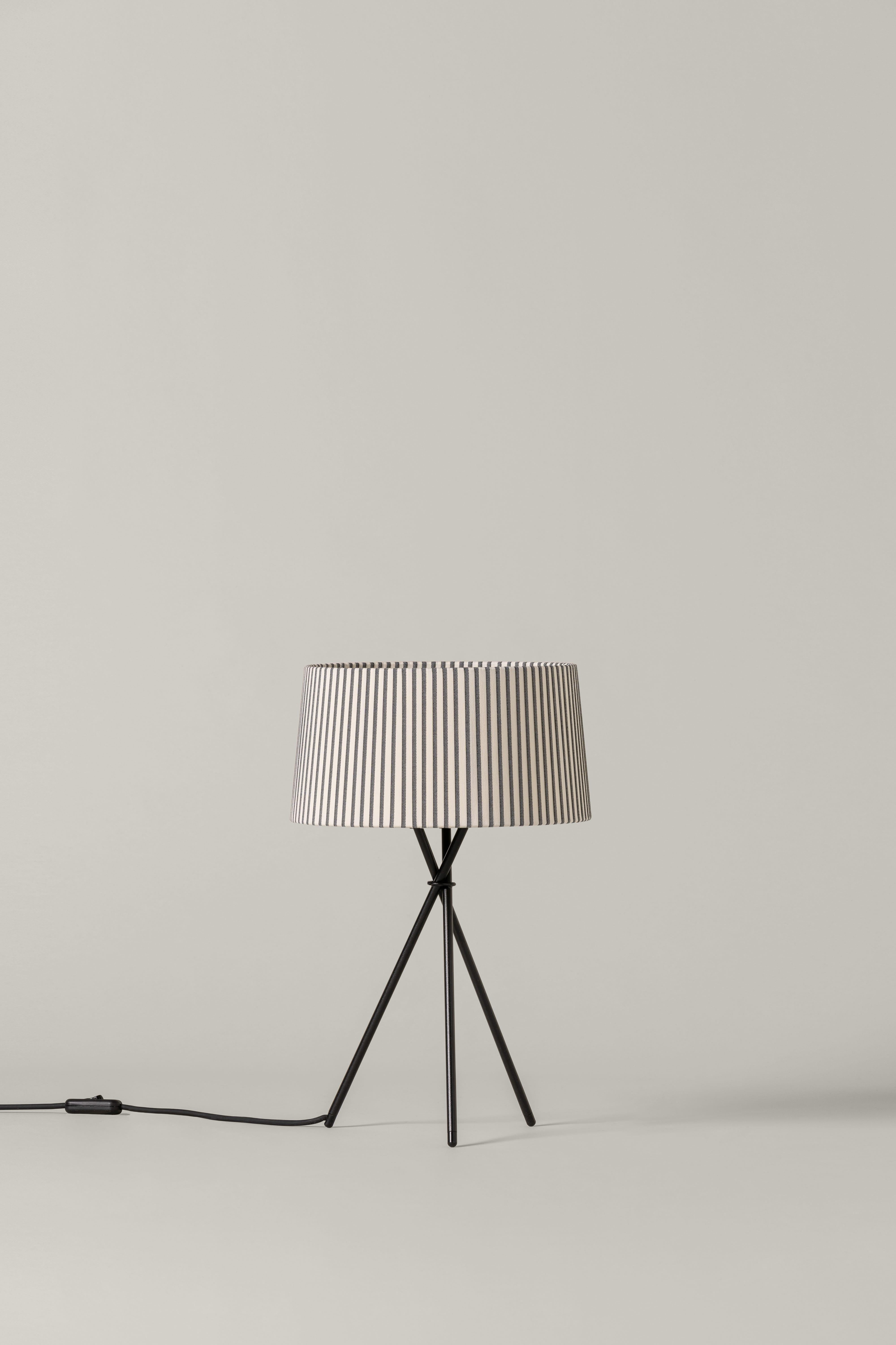 Bretona trípode M3 table lamp by Santa & Cole
Dimensions: D 31 x H 50 cm
Materials: Metal, bretona stripe ribbon lampshade.
Available in other colors finishes.

Trípode humanises neutral spaces with its colourful and functional sobriety. The