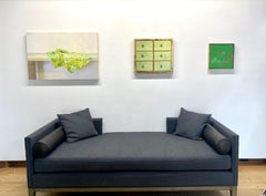 Fragmento, bodegón, estampado botánico verde, tela amarilla, mesa de madera