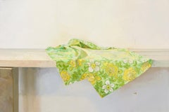 Fragmento, bodegón, estampado botánico verde, tela amarilla, mesa de madera