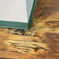 Ecks Flur, weiße Wände, Teal-Sockel, Fußböden aus goldenem Holz, Studio Interior