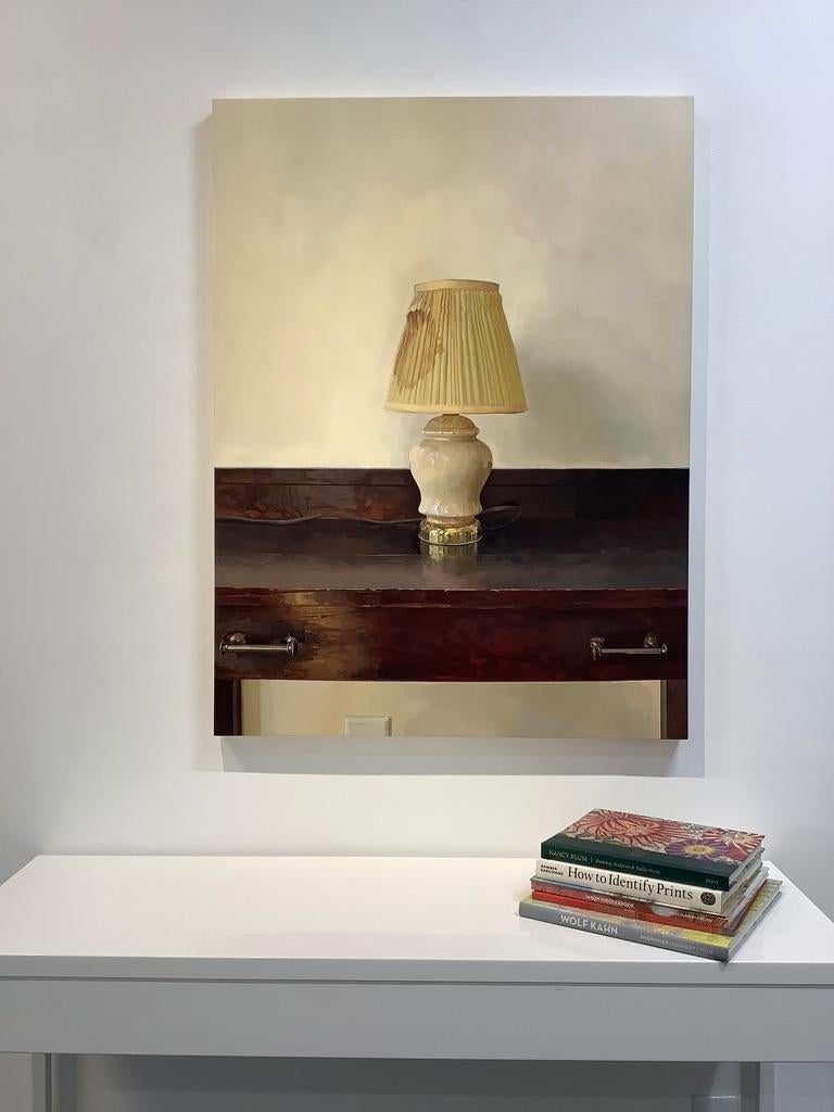 Lampe, neu Revisited, Stillleben mit Lampe auf dunkelbraunem Mahagoni-Holz-Schreibtisch – Painting von Brett Eberhardt